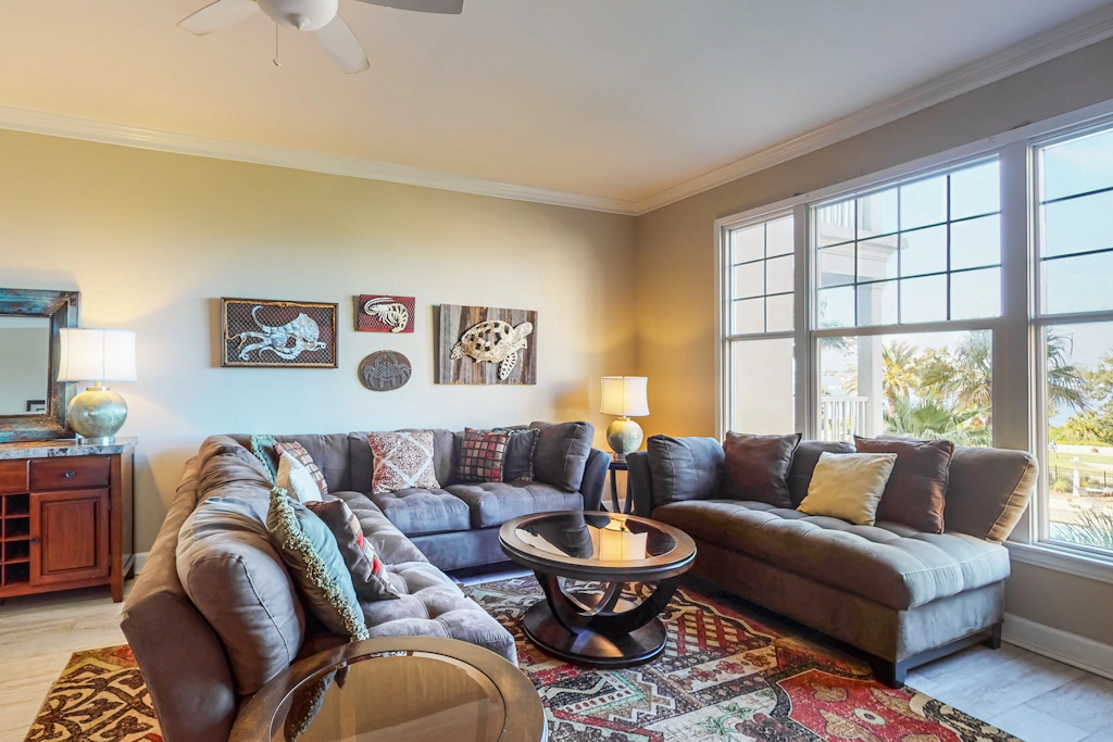 Snowbird-friendly condo with waterfront view, WiFi, AC, access to pool, hot tub