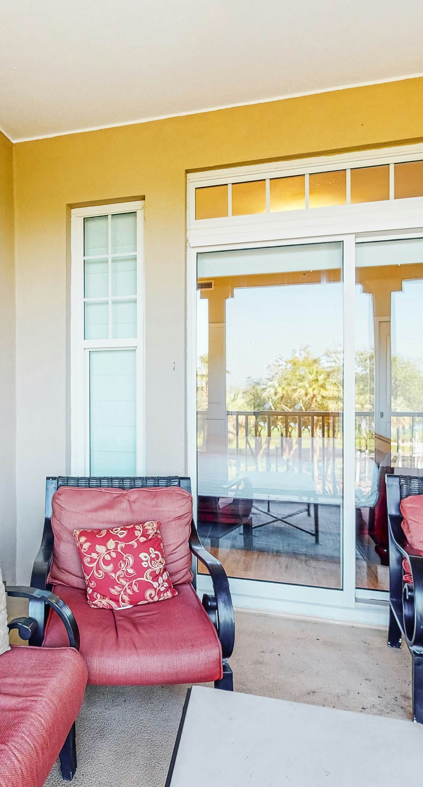 Snowbird-friendly condo with waterfront view, WiFi, AC, access to pool, hot tub