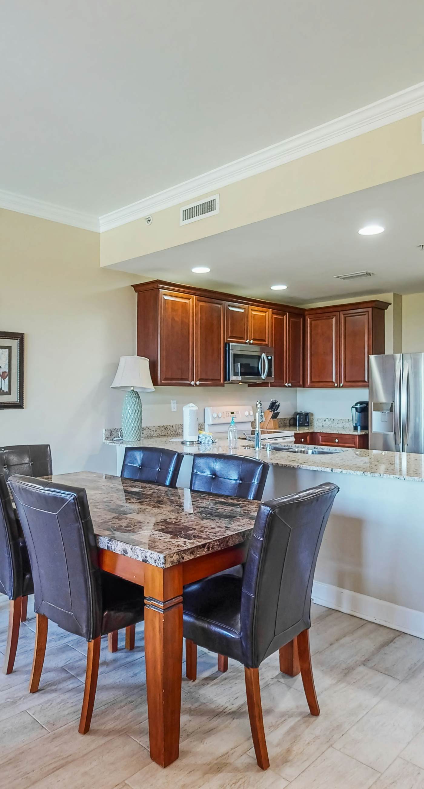 Snowbird-friendly condo with waterfront view, WiFi, AC, access to pool, hot tub