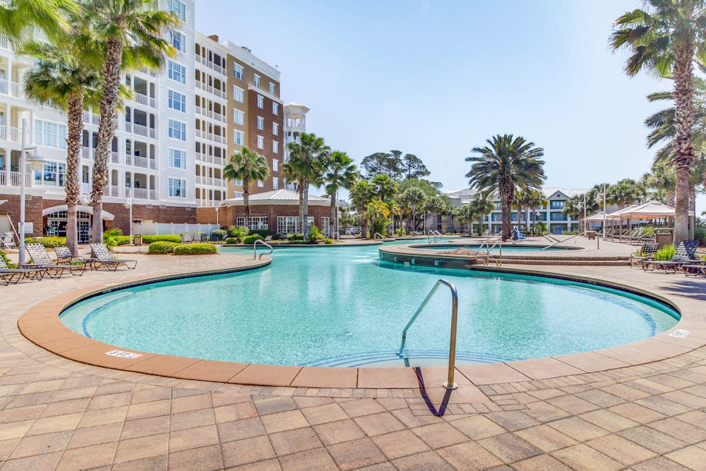 Snowbird-friendly condo with waterfront view, WiFi, AC, access to pool, hot tub