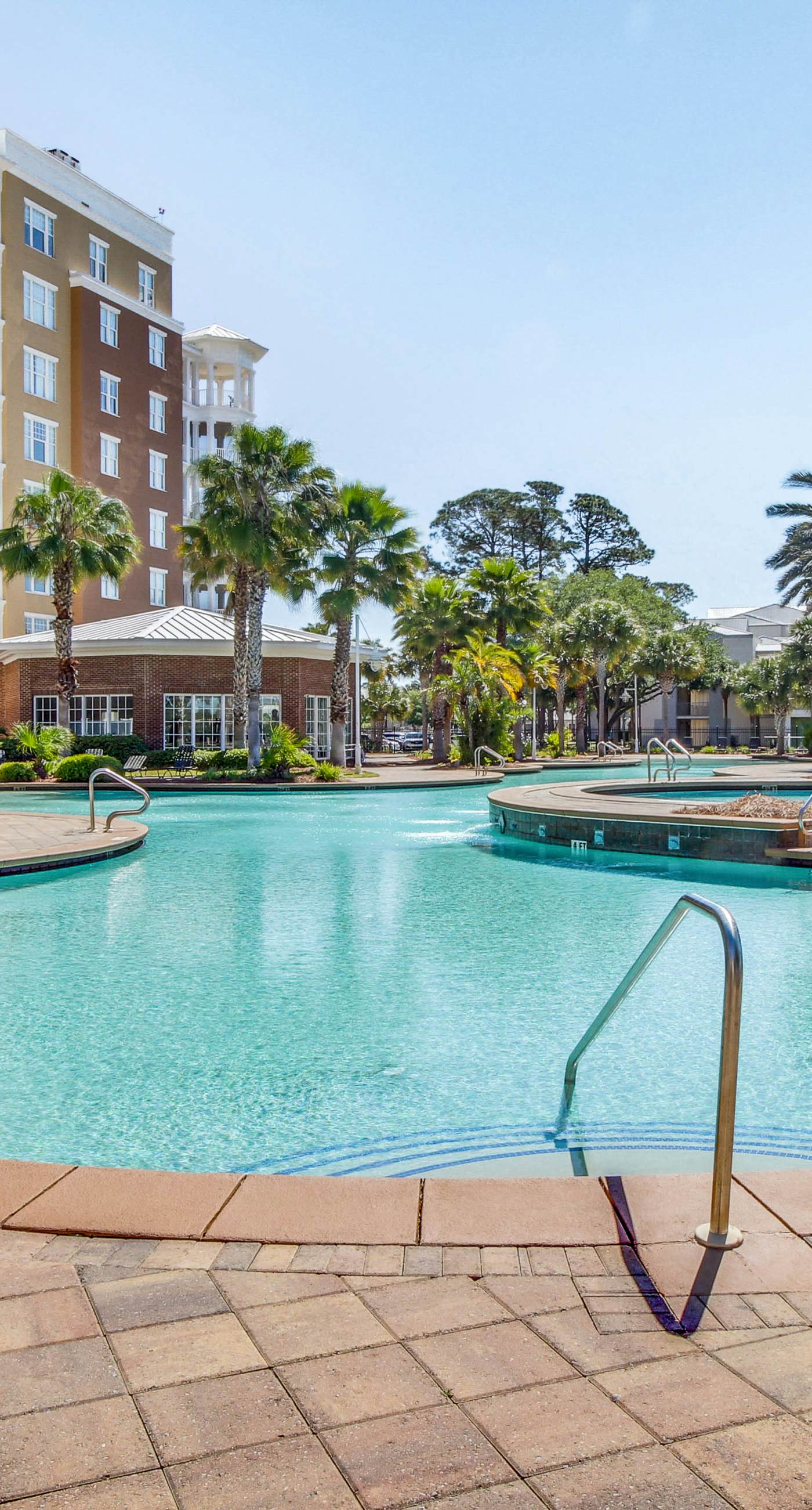 Snowbird-friendly condo with waterfront view, WiFi, AC, access to pool, hot tub