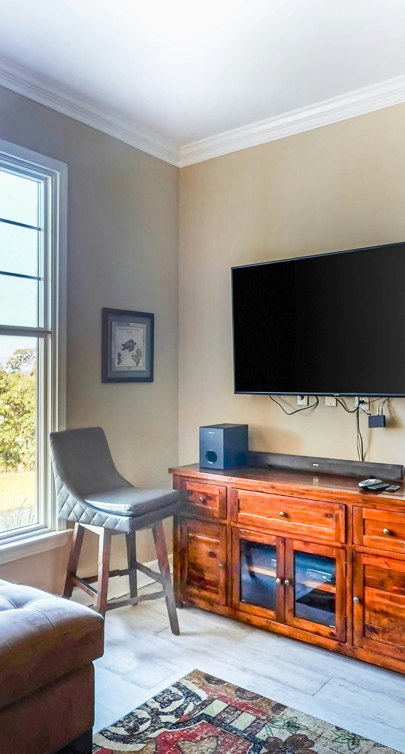 Snowbird-friendly condo with waterfront view, WiFi, AC, access to pool, hot tub