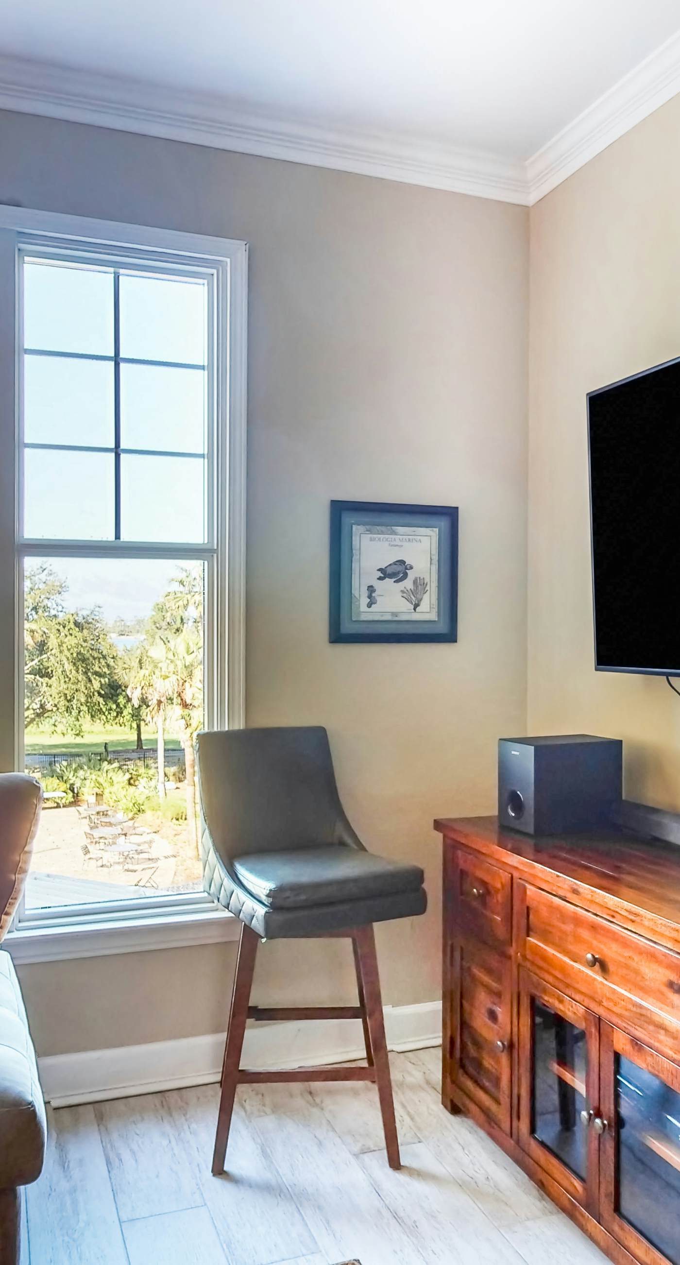 Snowbird-friendly condo with waterfront view, WiFi, AC, access to pool, hot tub