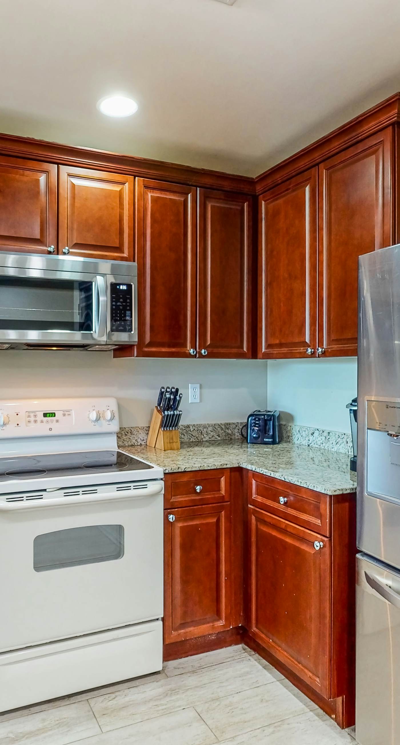 Snowbird-friendly condo with waterfront view, WiFi, AC, access to pool, hot tub