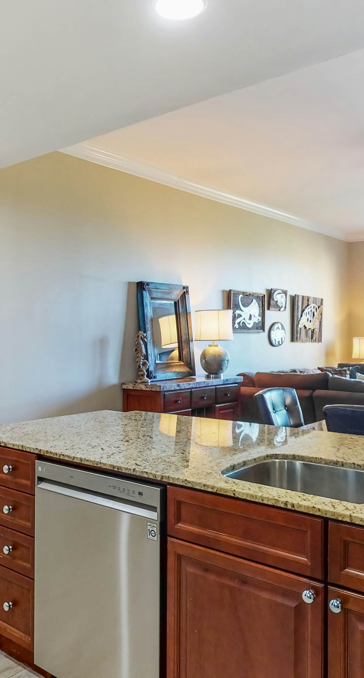 Snowbird-friendly condo with waterfront view, WiFi, AC, access to pool, hot tub