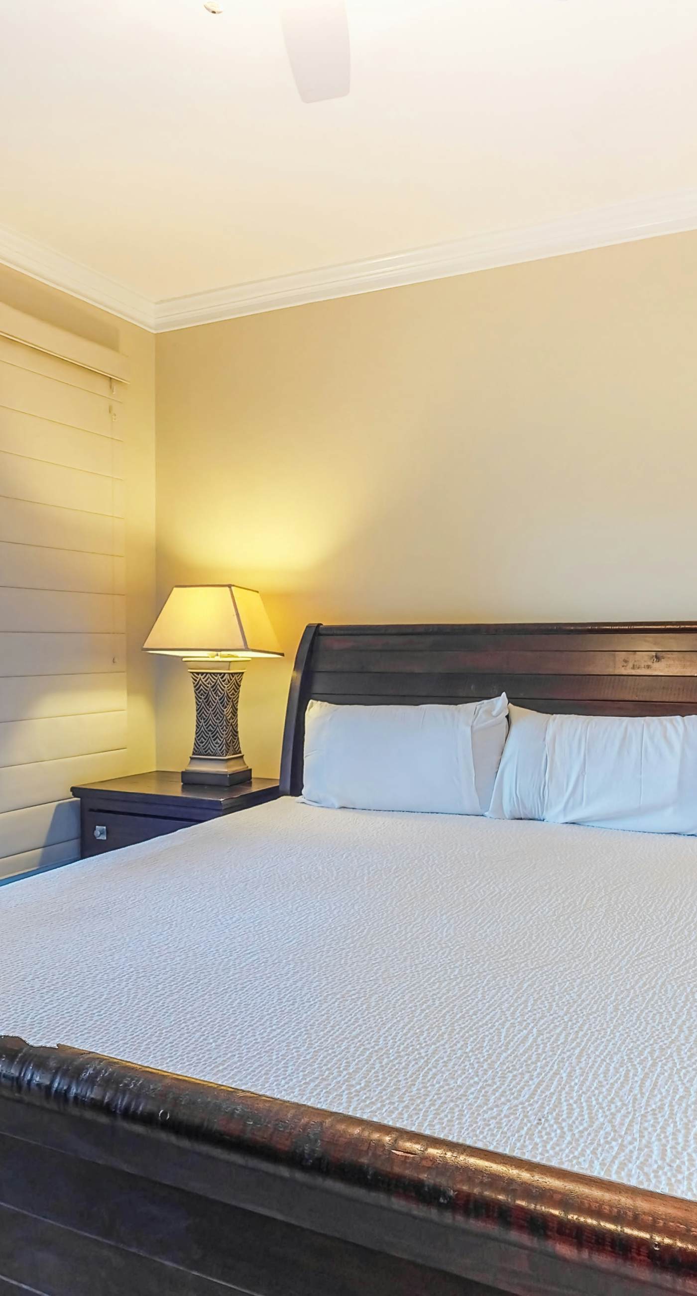 Snowbird-friendly condo with waterfront view, WiFi, AC, access to pool, hot tub