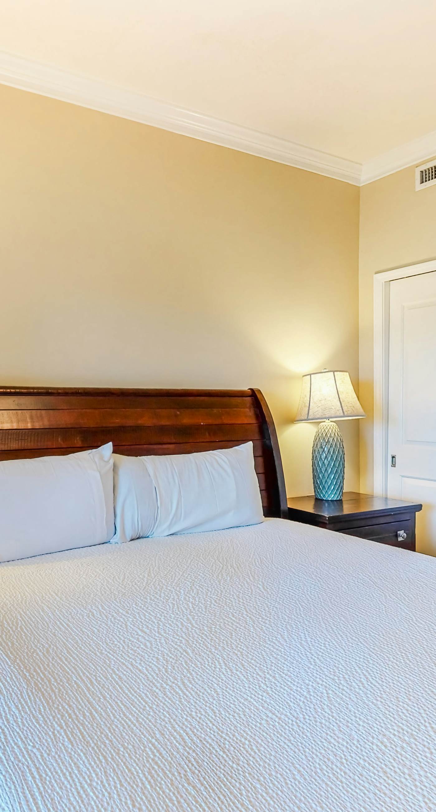 Snowbird-friendly condo with waterfront view, WiFi, AC, access to pool, hot tub