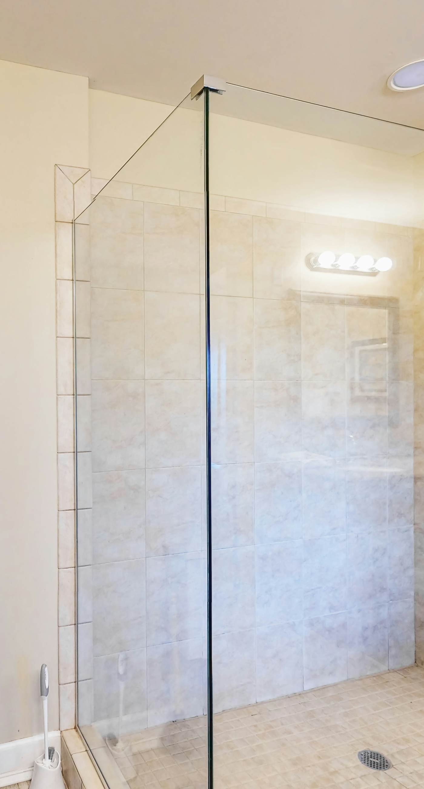 Snowbird-friendly condo with waterfront view, WiFi, AC, access to pool, hot tub