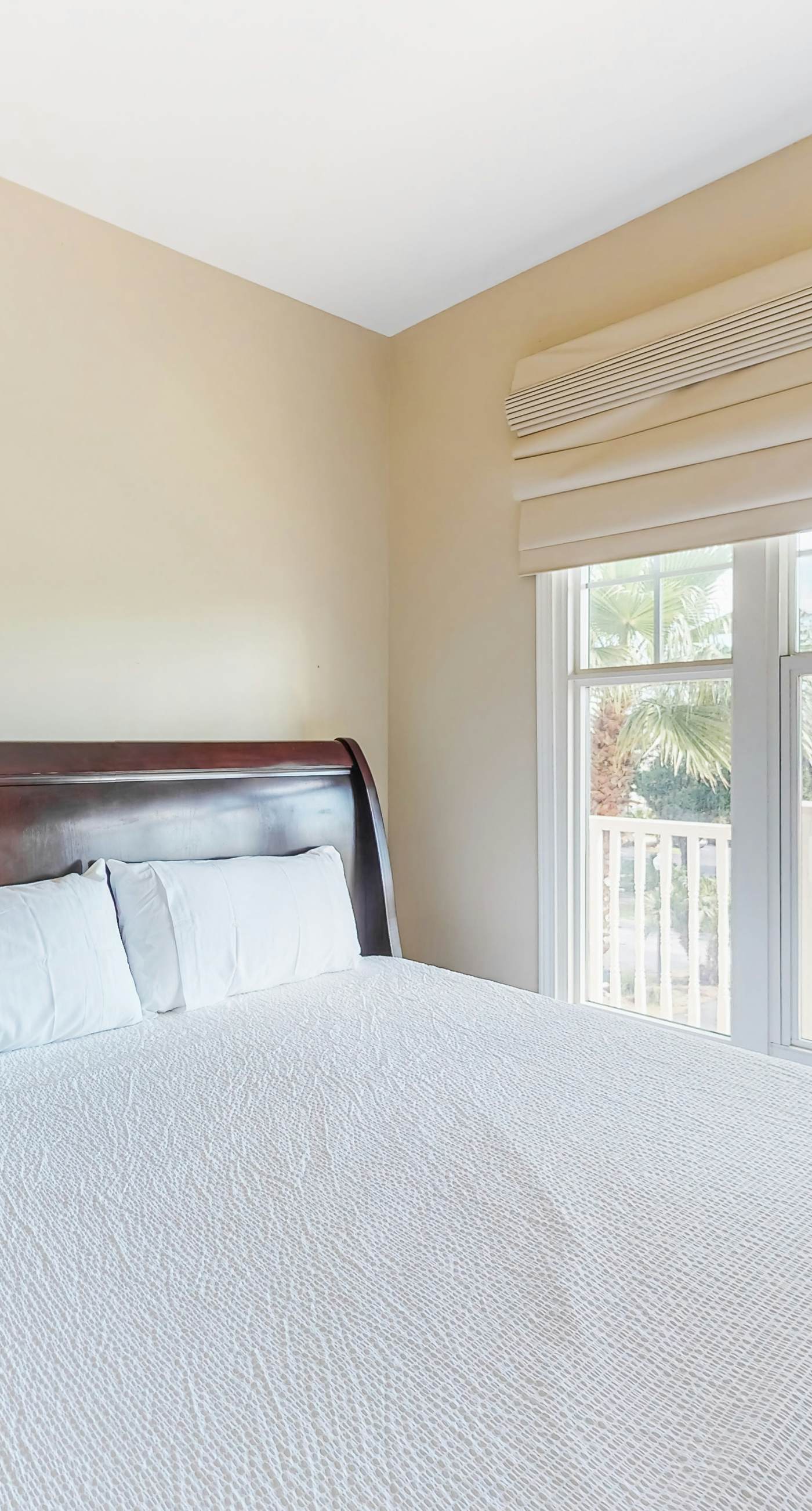 Snowbird-friendly condo with waterfront view, WiFi, AC, access to pool, hot tub