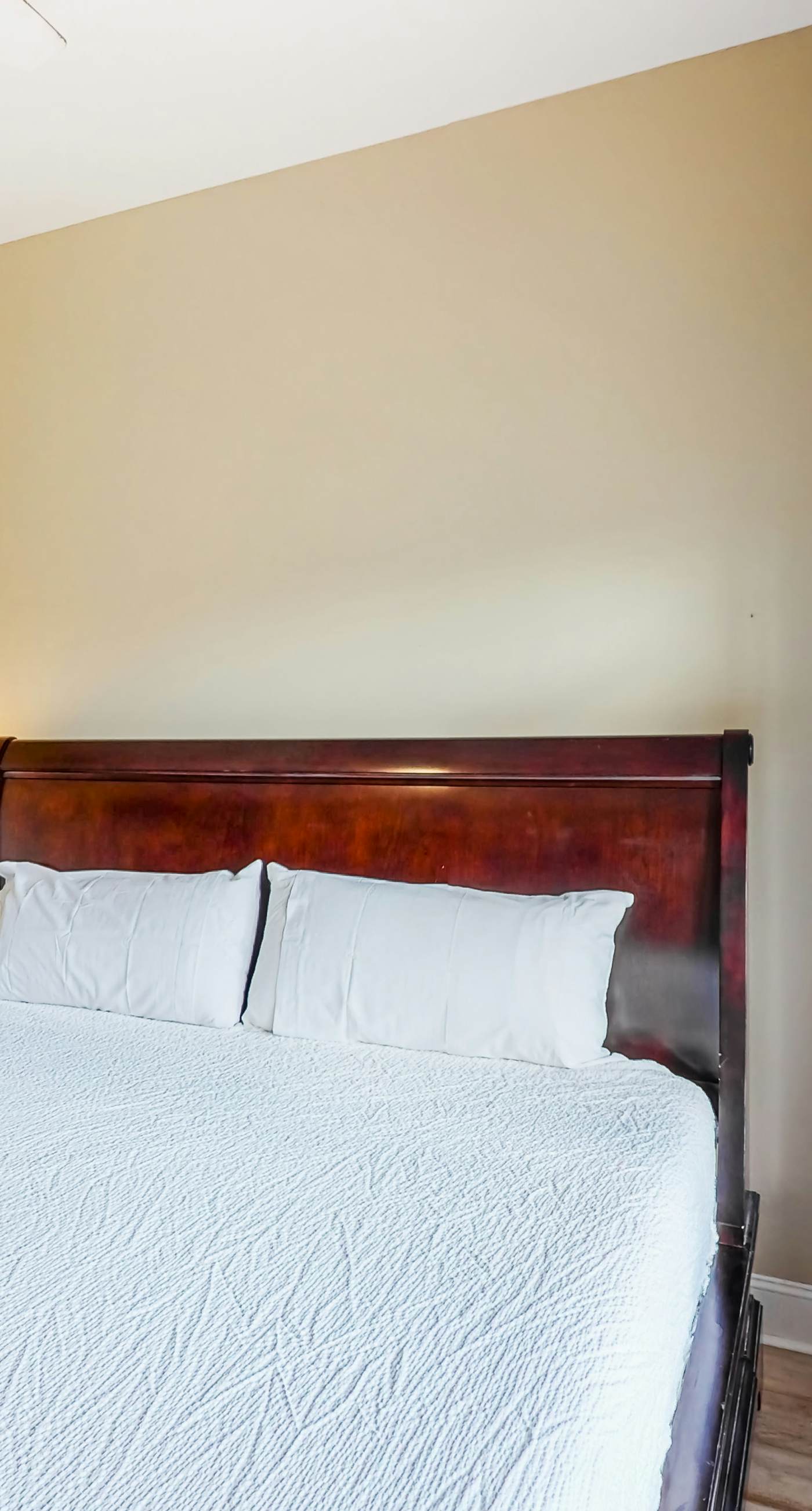 Snowbird-friendly condo with waterfront view, WiFi, AC, access to pool, hot tub