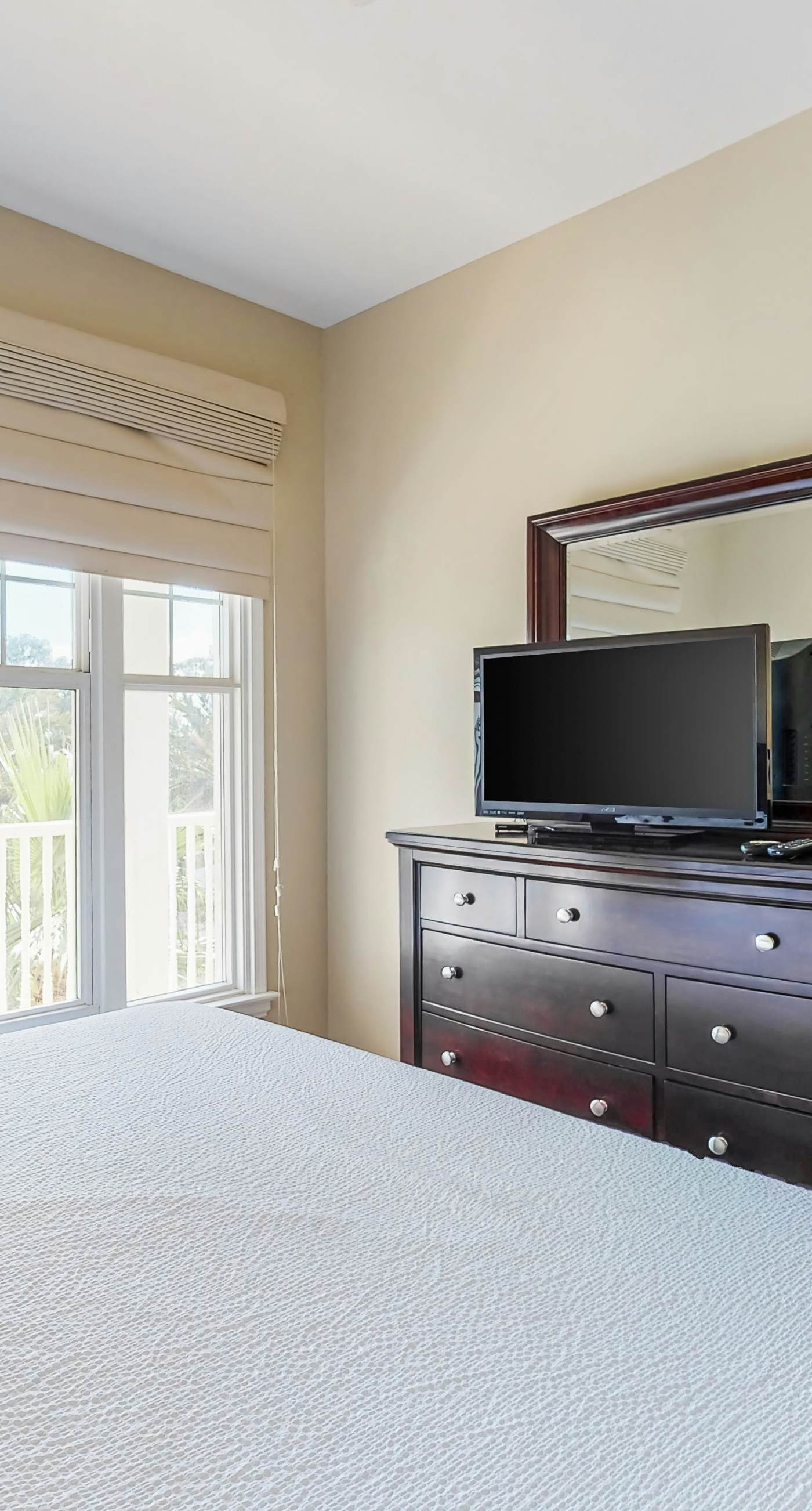 Snowbird-friendly condo with waterfront view, WiFi, AC, access to pool, hot tub