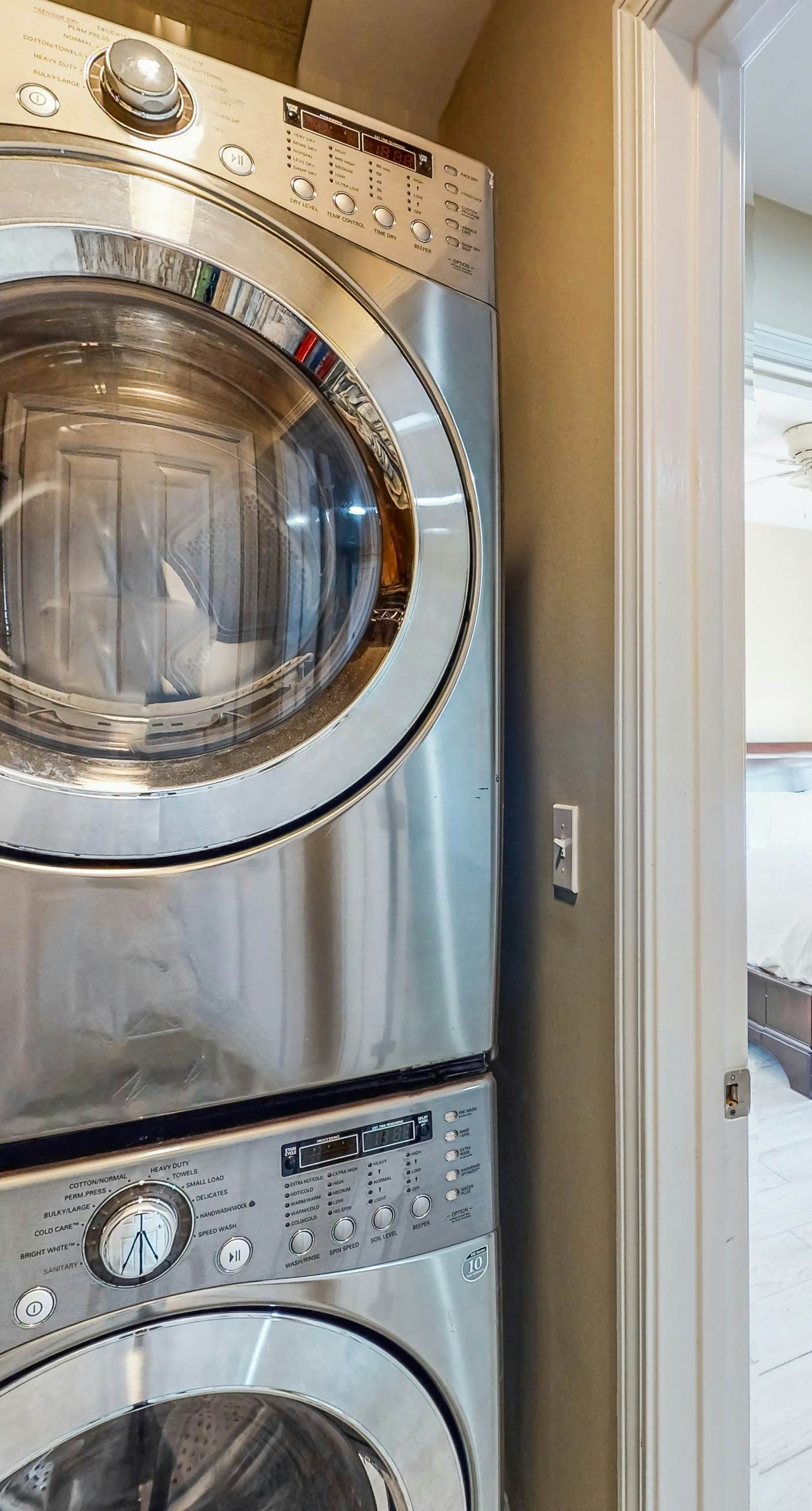 Snowbird-friendly condo with waterfront view, WiFi, AC, access to pool, hot tub