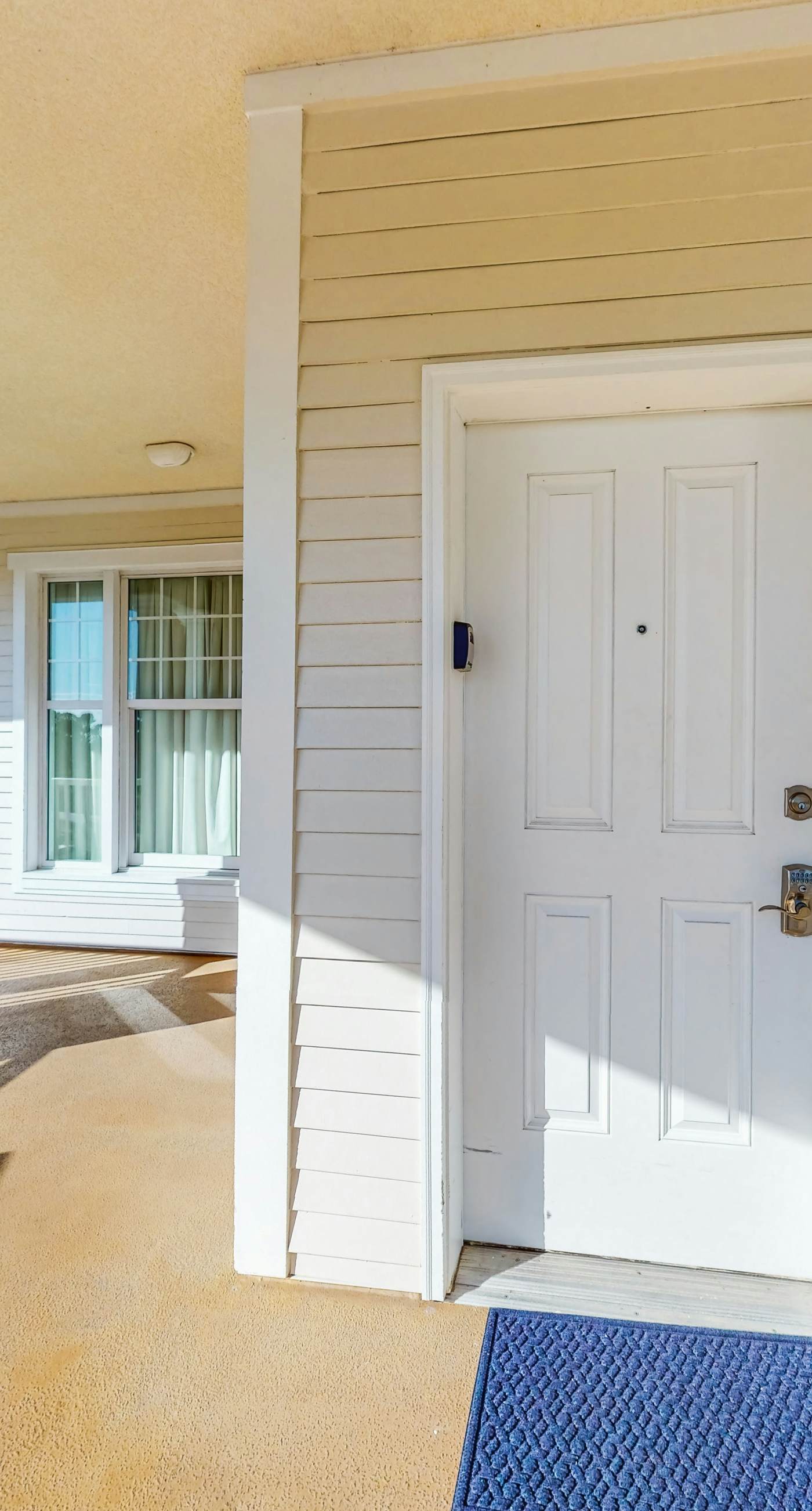 Snowbird-friendly condo with waterfront view, WiFi, AC, access to pool, hot tub