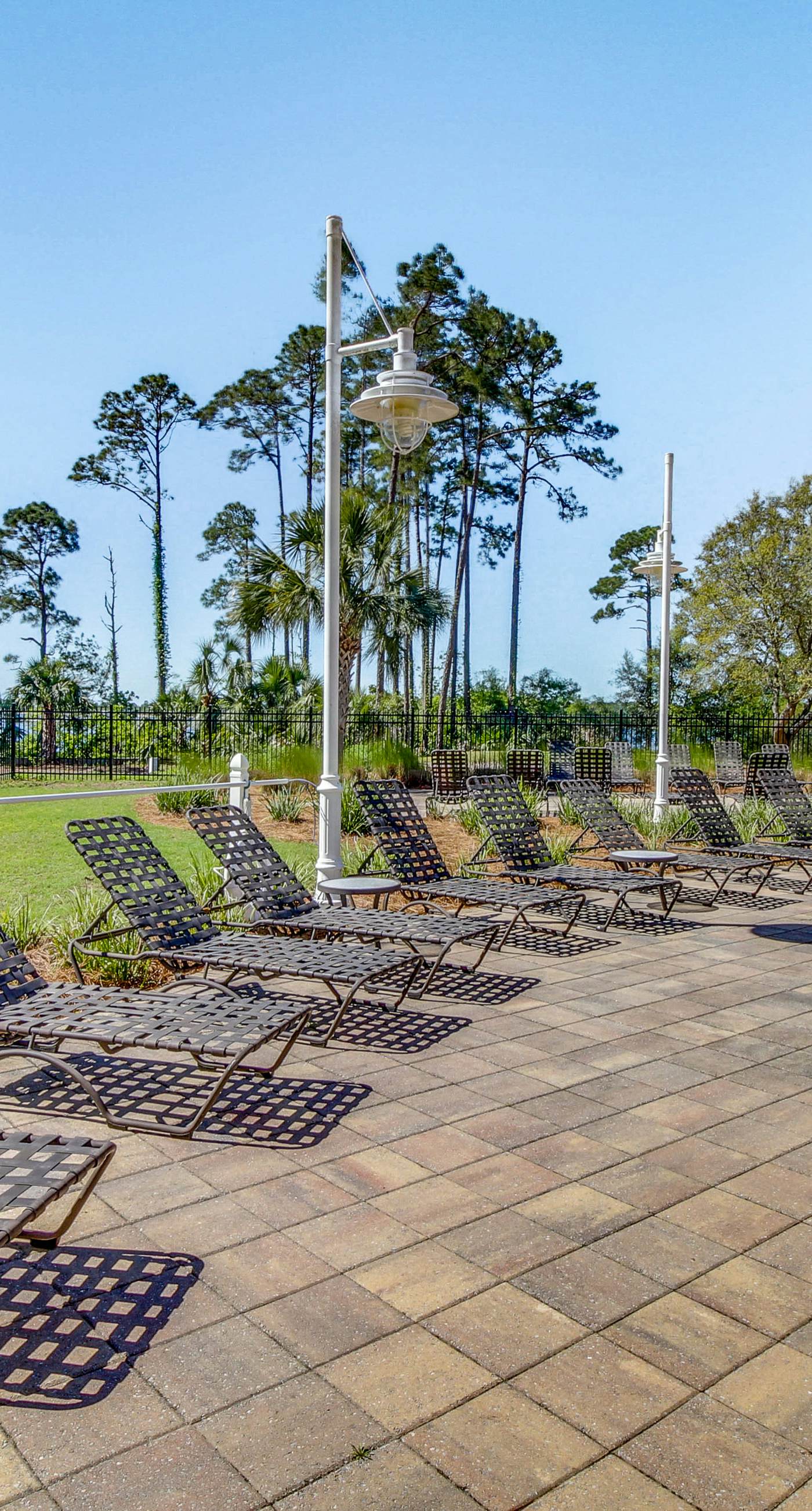 Snowbird-friendly condo with waterfront view, WiFi, AC, access to pool, hot tub