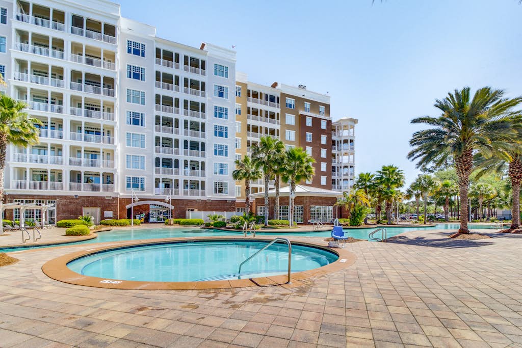 Snowbird-friendly condo with waterfront view, WiFi, AC, access to pool, hot tub