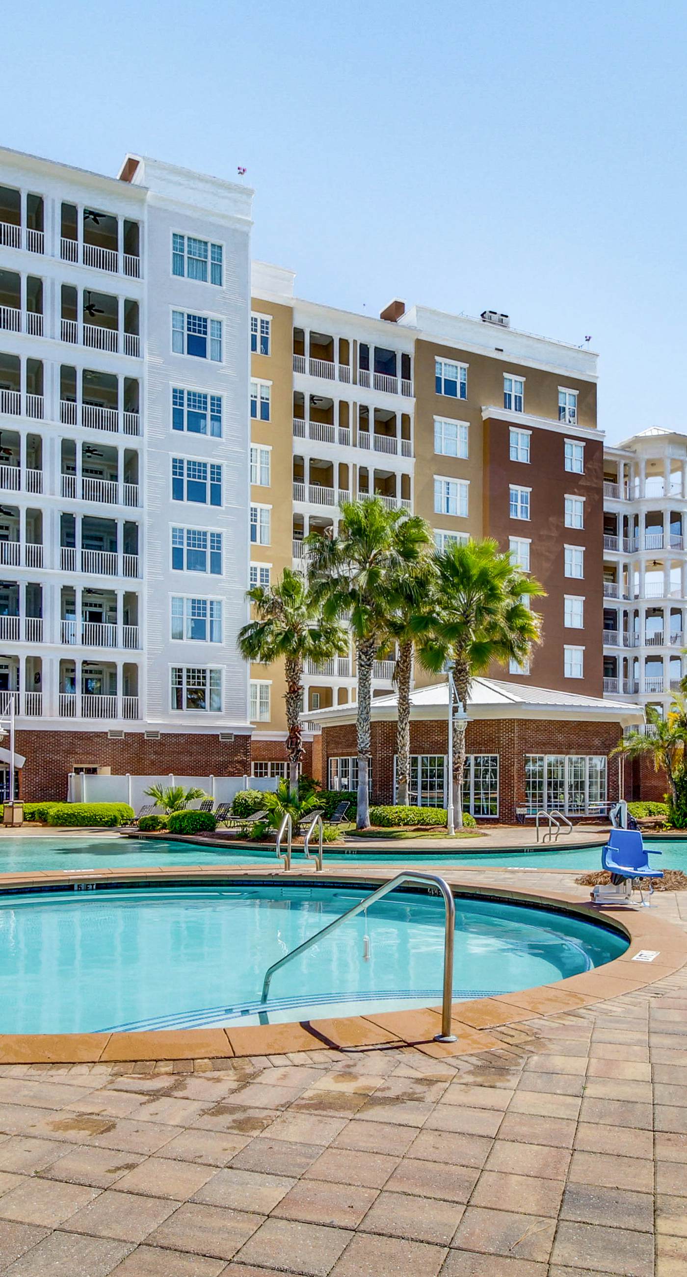 Snowbird-friendly condo with waterfront view, WiFi, AC, access to pool, hot tub