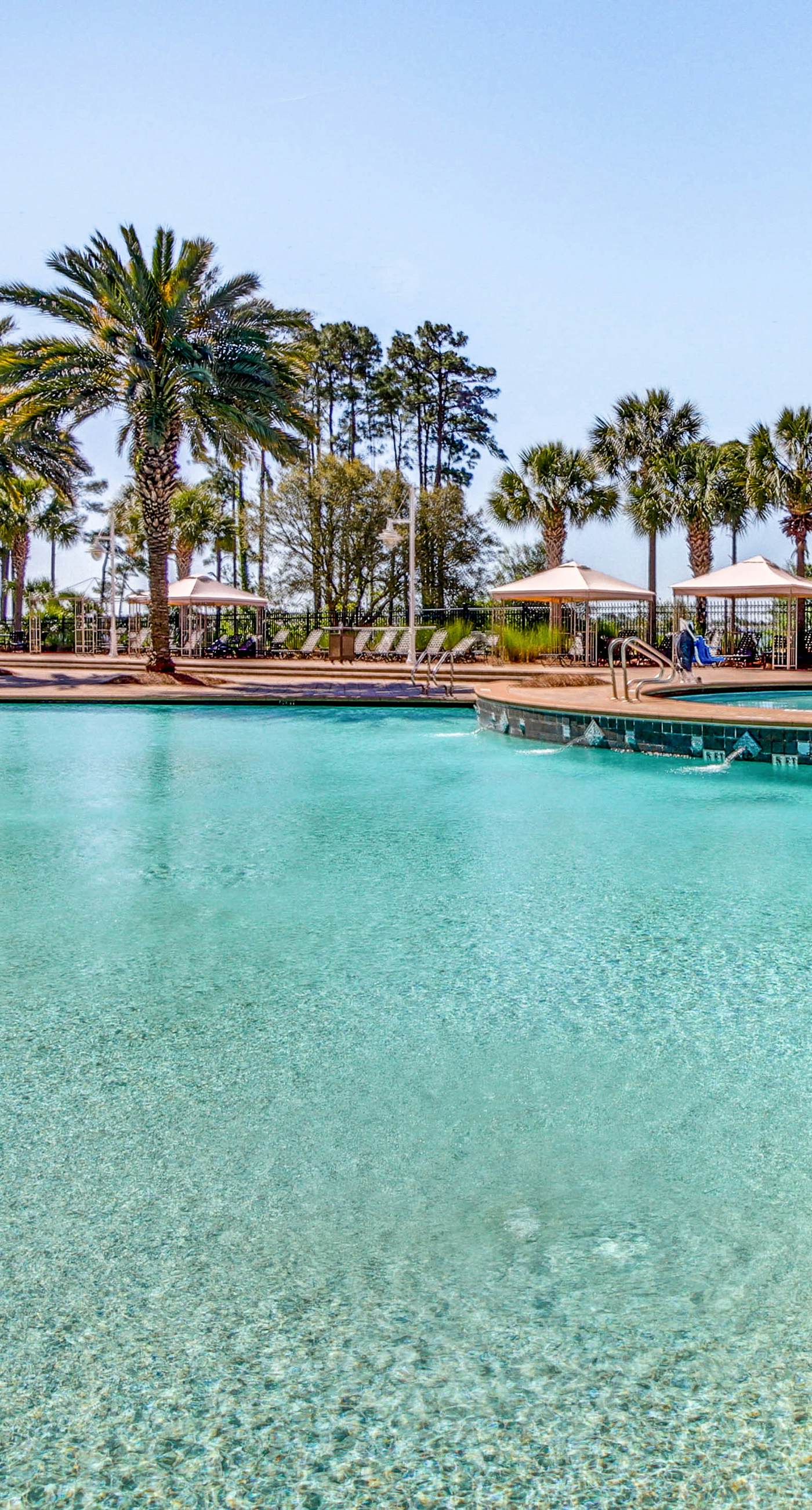 Snowbird-friendly condo with waterfront view, WiFi, AC, access to pool, hot tub