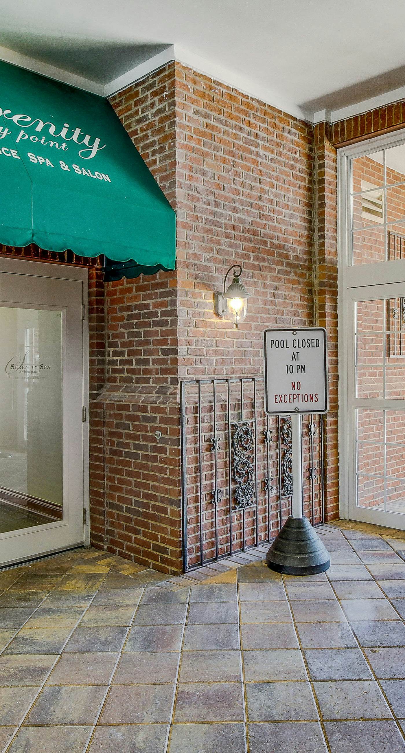 Snowbird-friendly condo with waterfront view, WiFi, AC, access to pool, hot tub