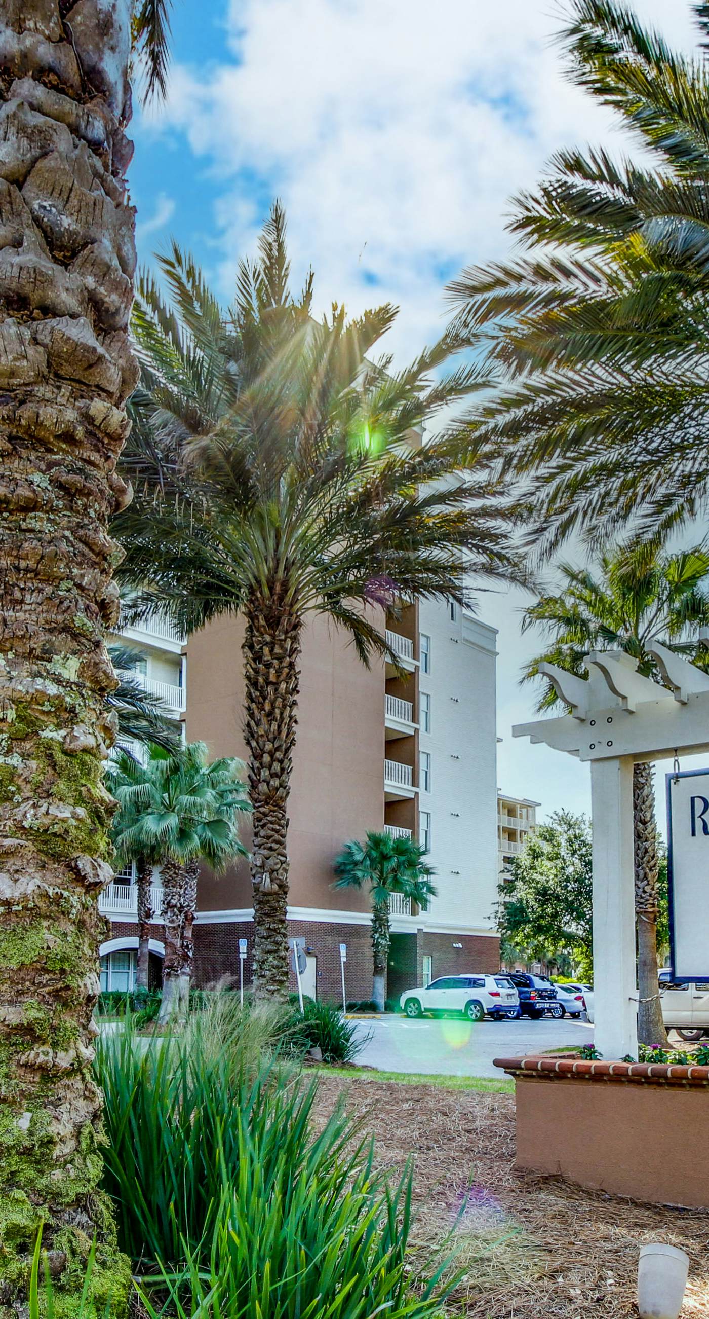 Snowbird-friendly condo with waterfront view, WiFi, AC, access to pool, hot tub