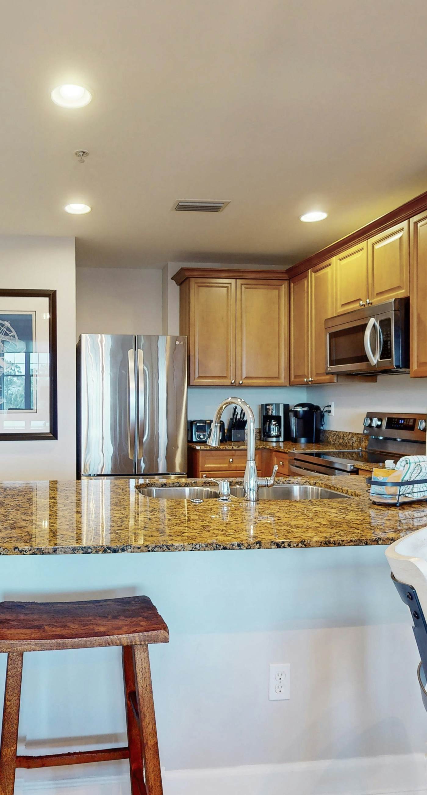 3rd-floor beach & pool-view condo with outdoor pool, hot tub, grills, balcony