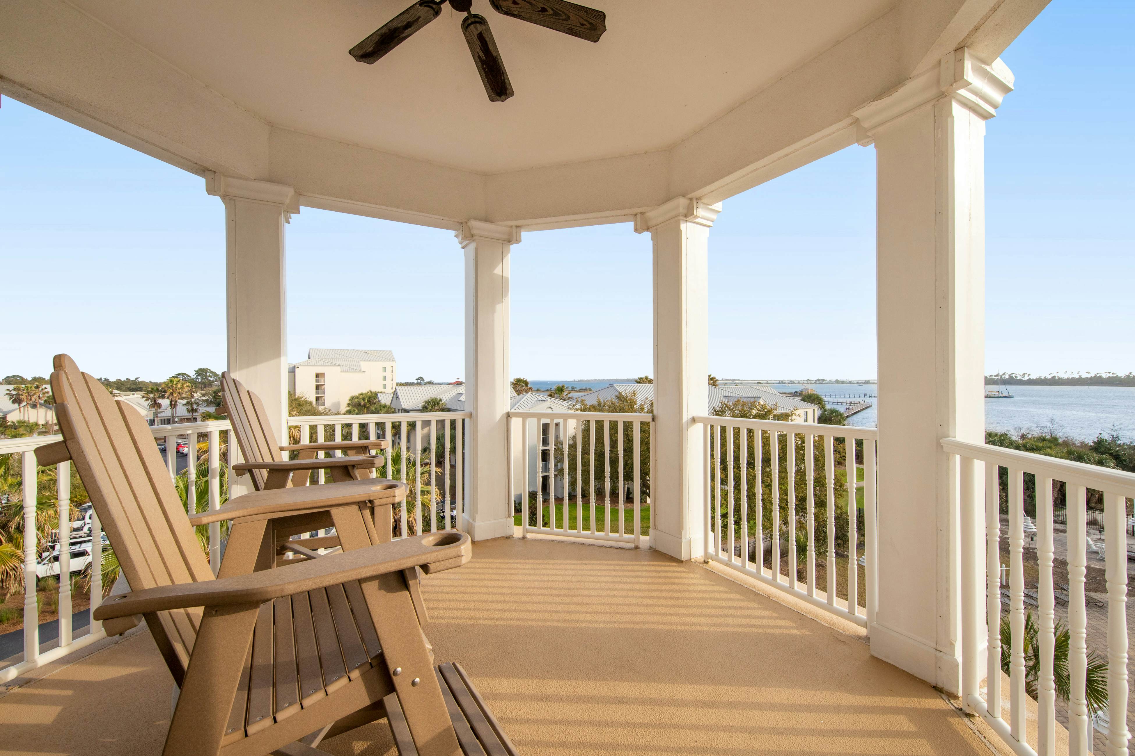 Elegant Fourth Floor Condo with Shared Pool & Hot Tub, Ocean View, and WiFi