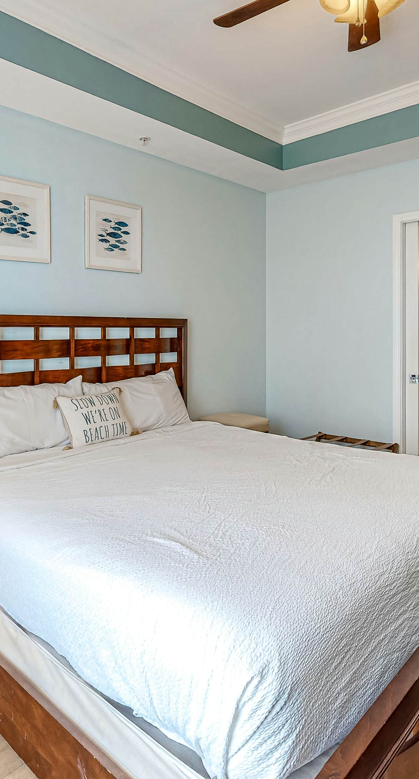 Resort condo w/ amazing bay views, shared hot tub & community pool