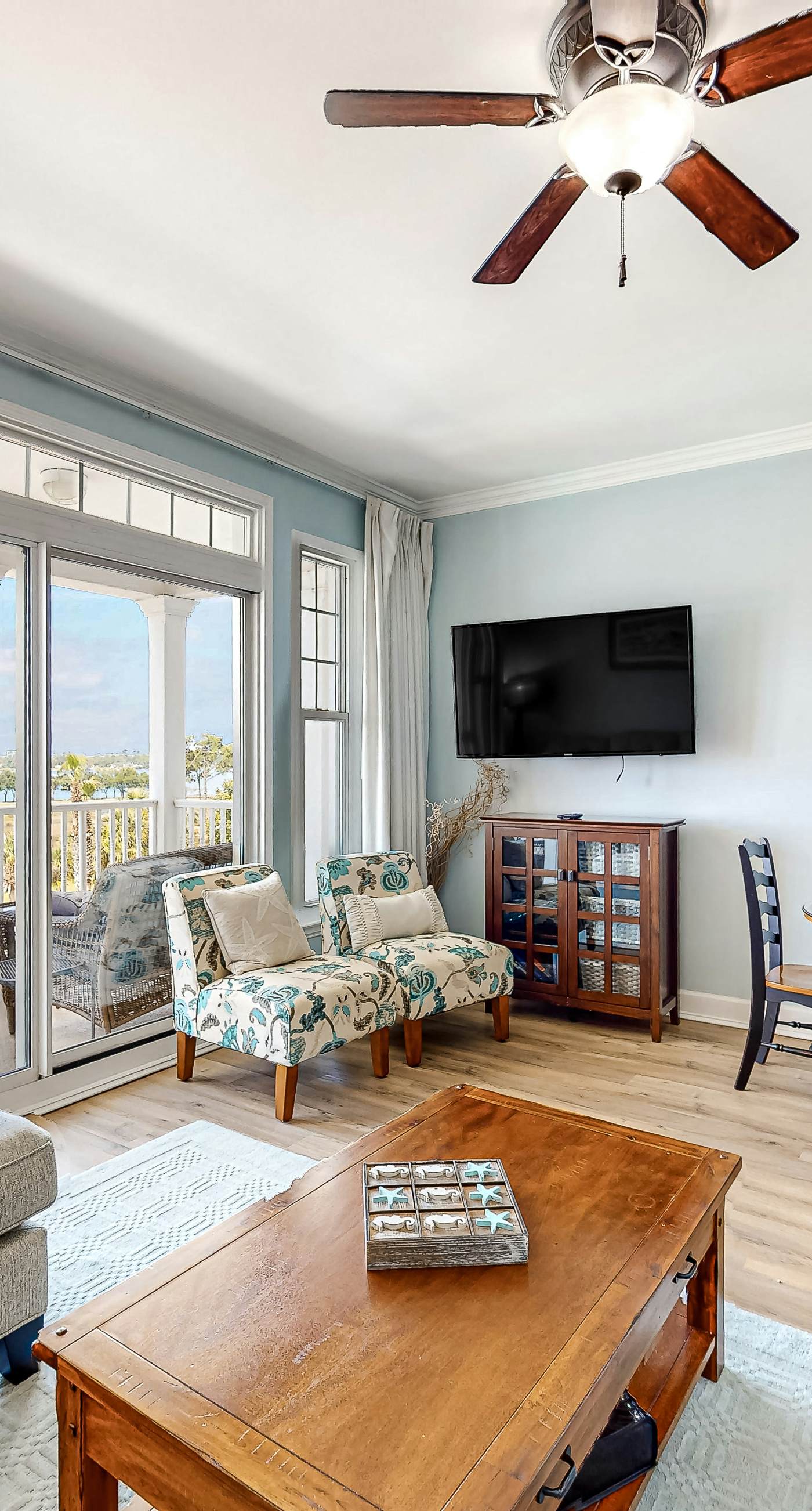 Resort condo w/ amazing bay views, shared hot tub & community pool