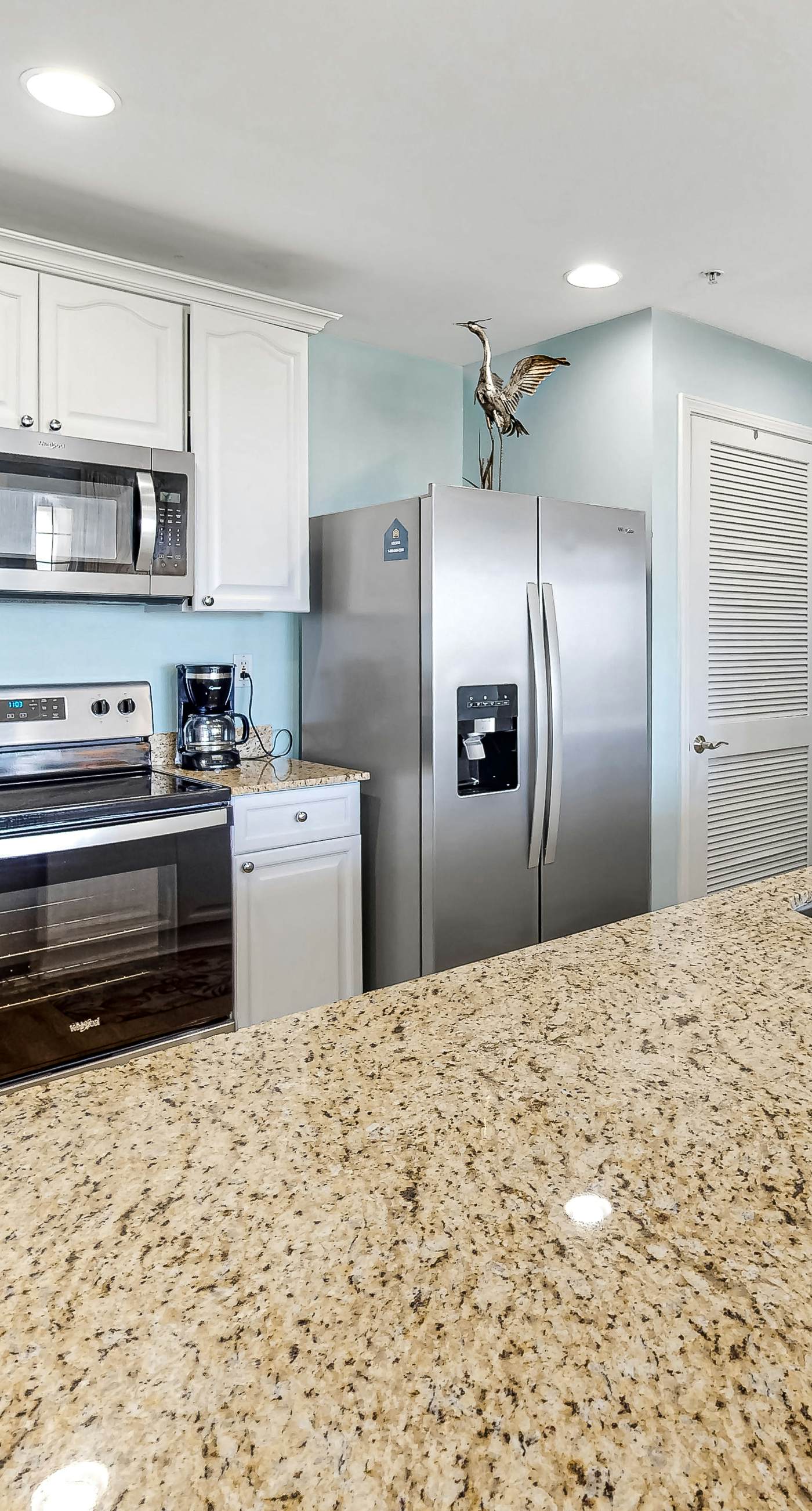 Resort condo w/ amazing bay views, shared hot tub & community pool