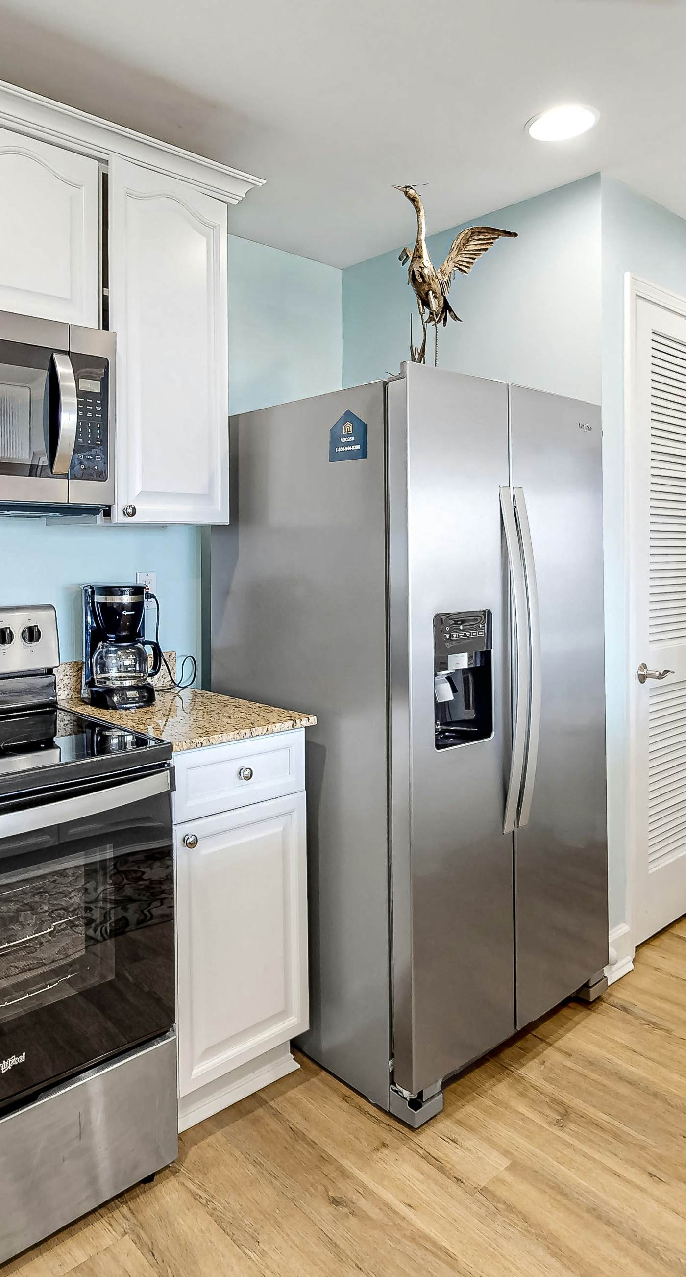 Resort condo w/ amazing bay views, shared hot tub & community pool