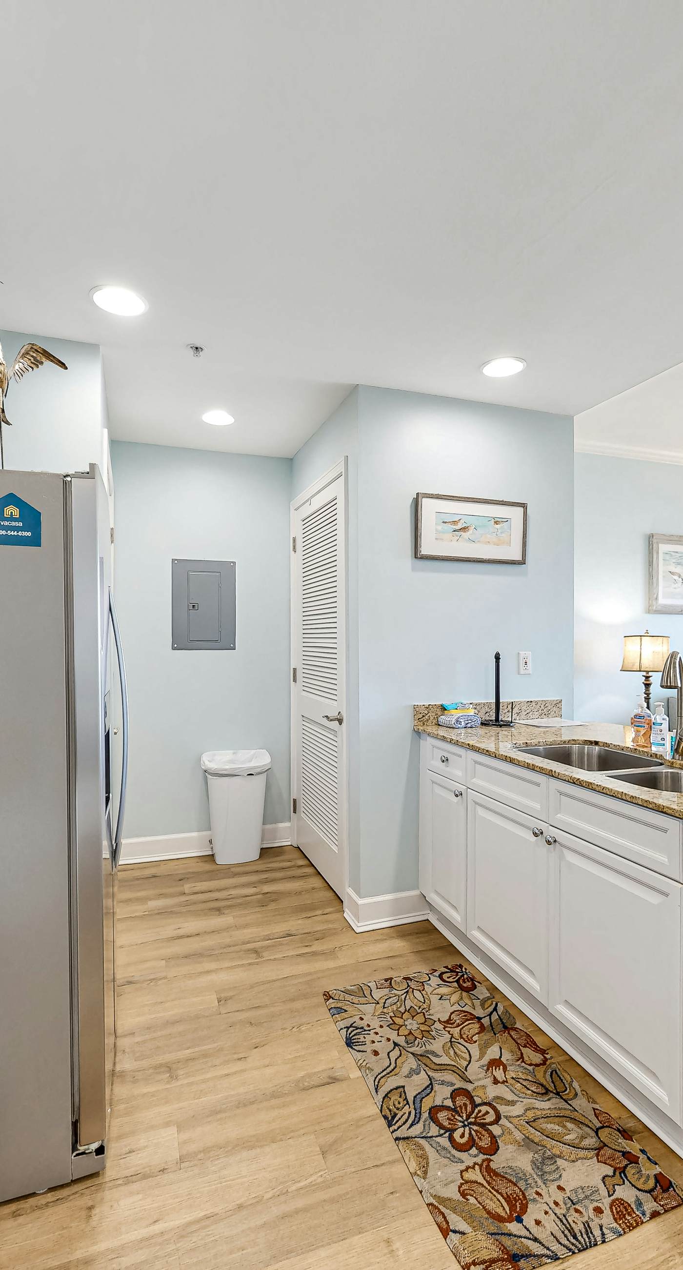 Resort condo w/ amazing bay views, shared hot tub & community pool