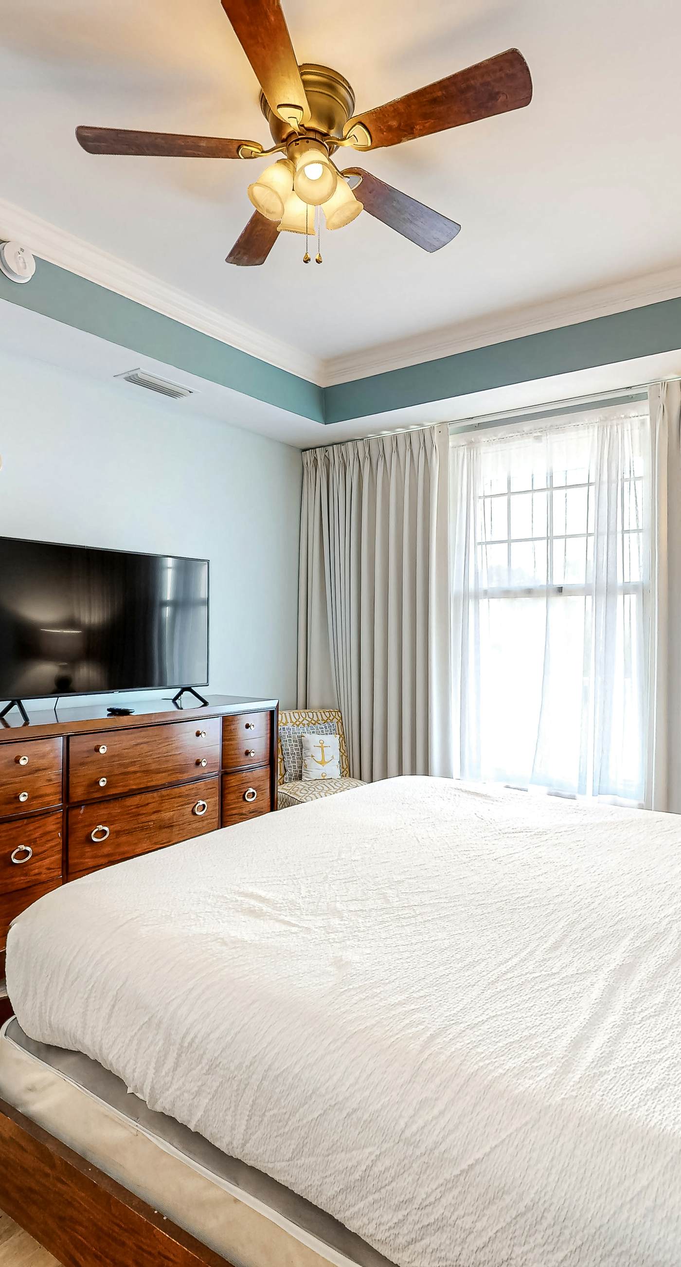 Resort condo w/ amazing bay views, shared hot tub & community pool