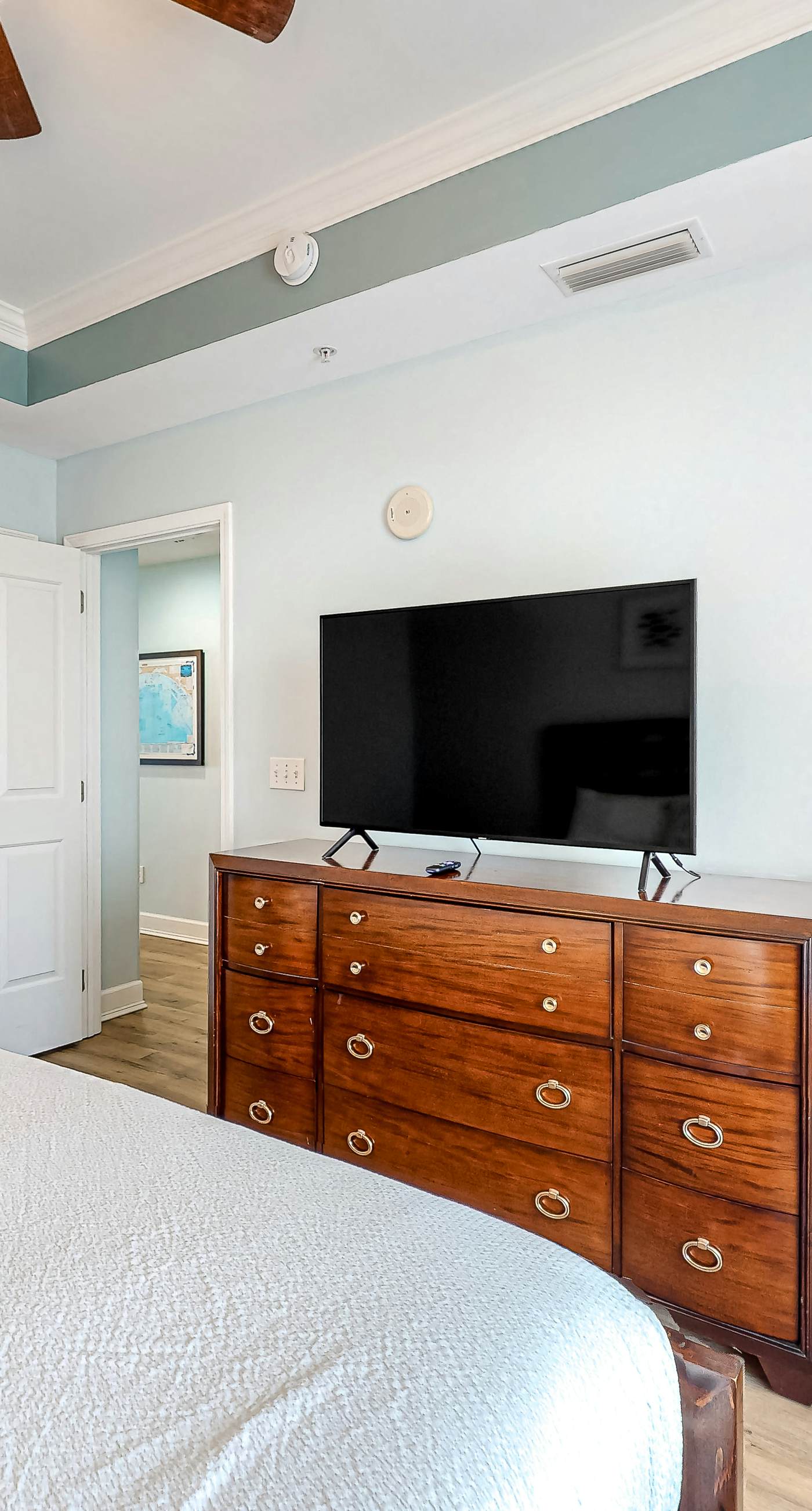 Resort condo w/ amazing bay views, shared hot tub & community pool