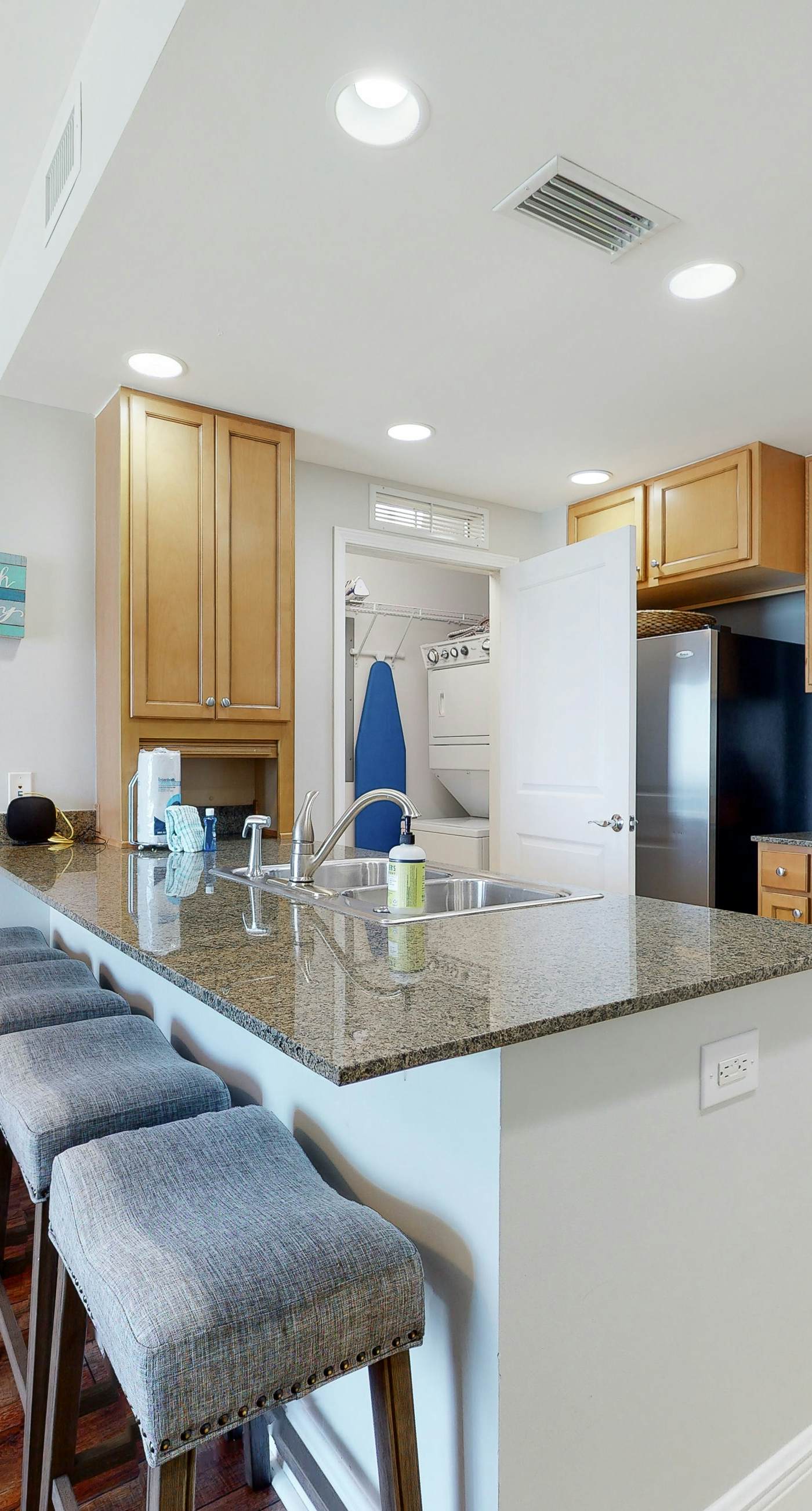 Gulf-front condo with balcony, beach access, hot tub, pool & gym