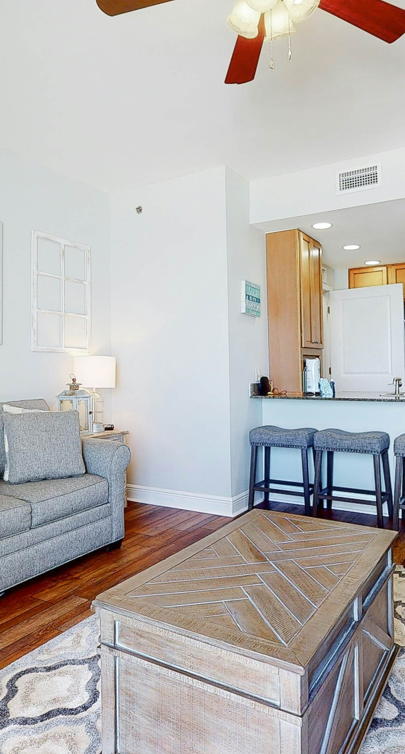 Gulf-front condo with balcony, beach access, hot tub, pool & gym