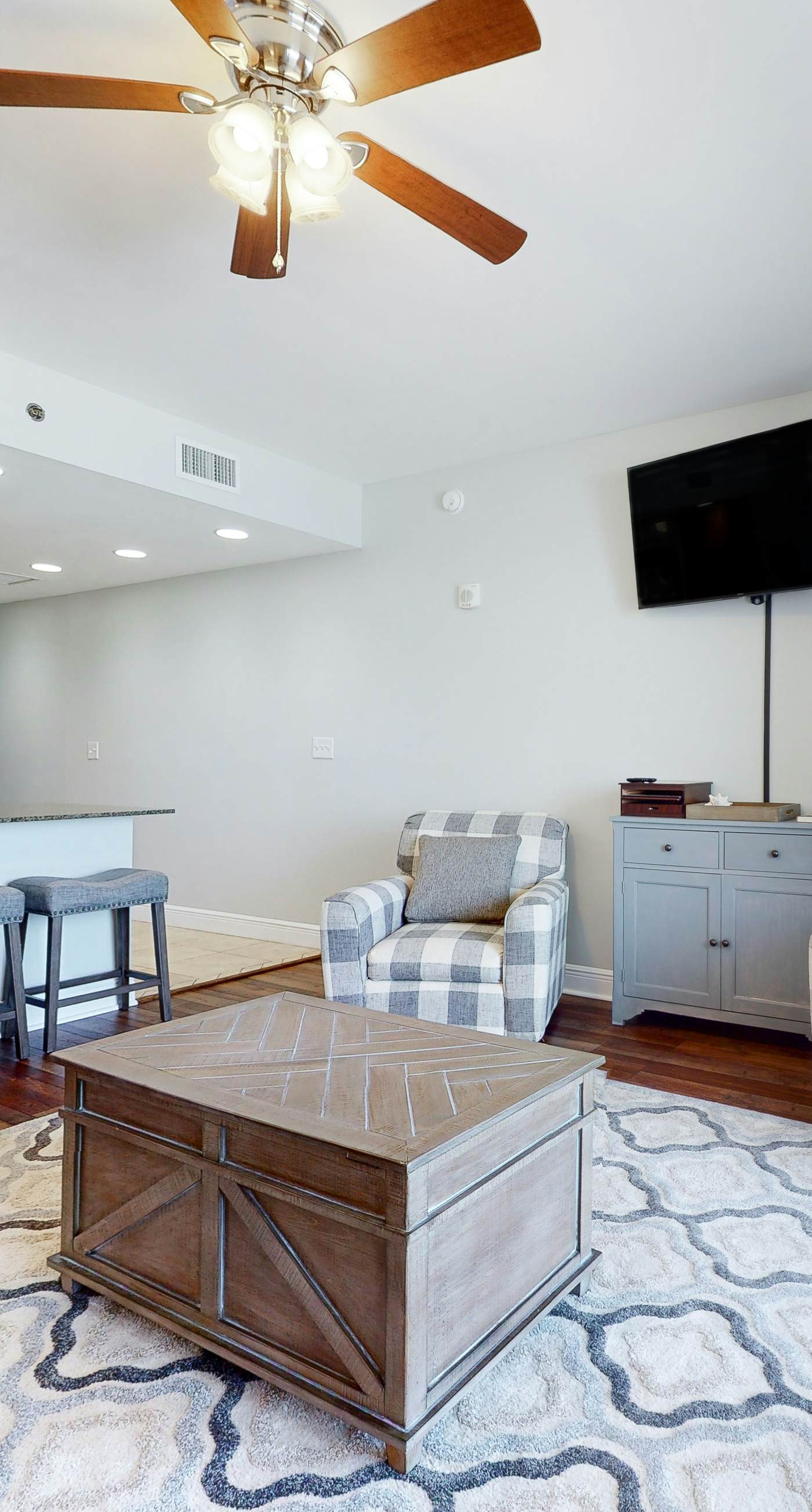 Gulf-front condo with balcony, beach access, hot tub, pool & gym