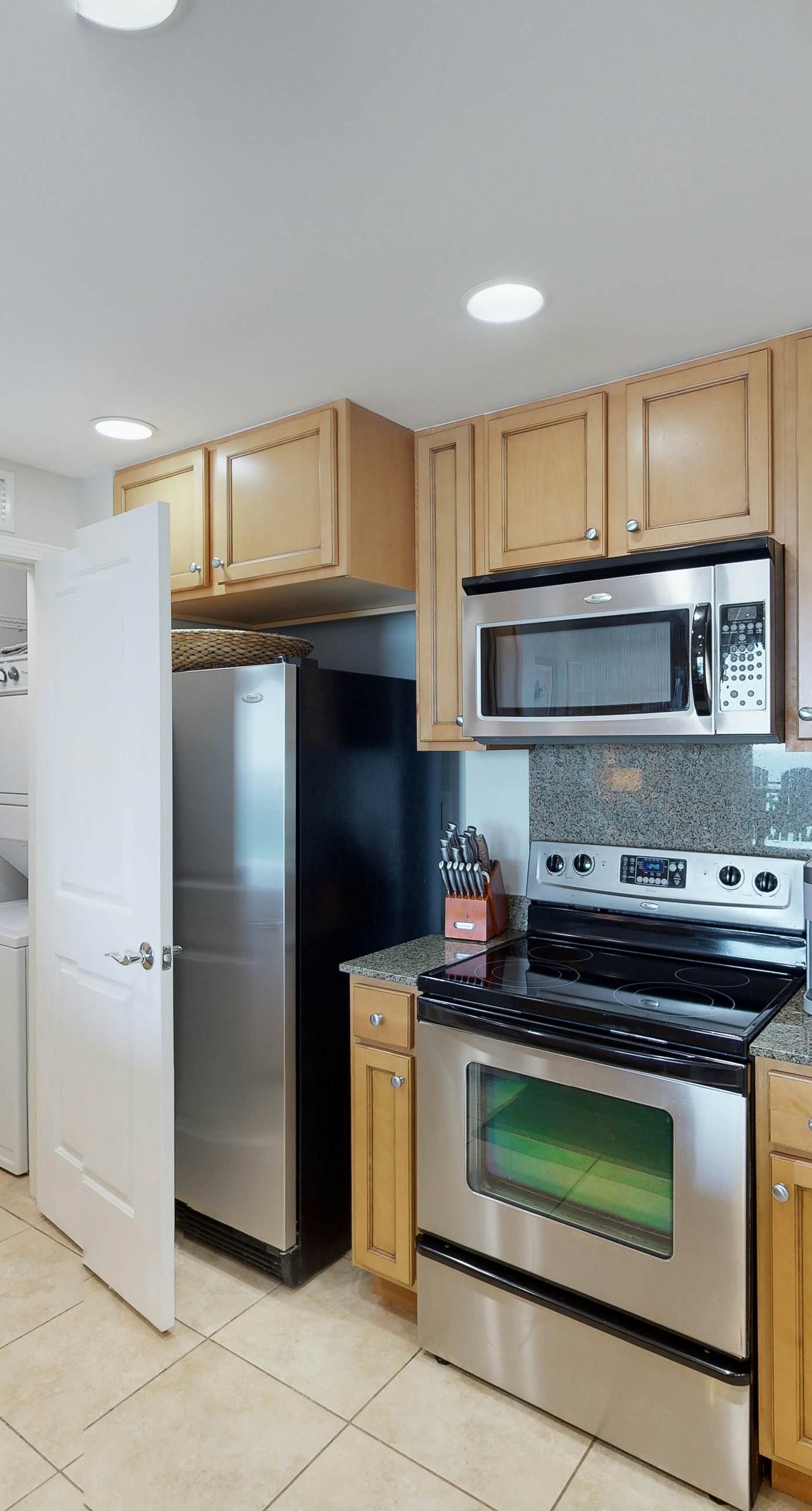 Gulf-front condo with balcony, beach access, hot tub, pool & gym