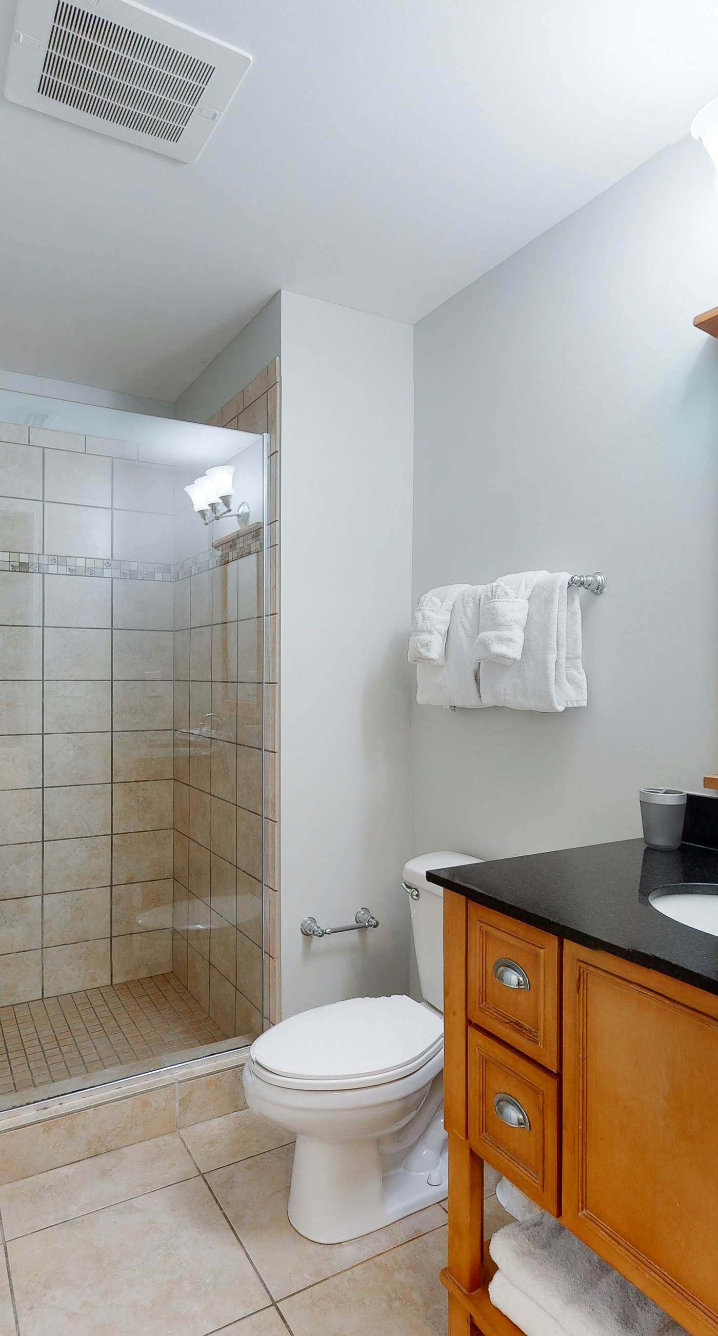 Gulf-front condo with balcony, beach access, hot tub, pool & gym