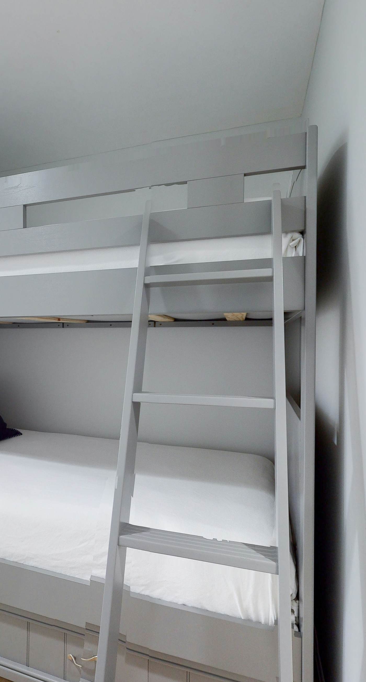 Gulf-front condo with balcony, beach access, hot tub, pool & gym