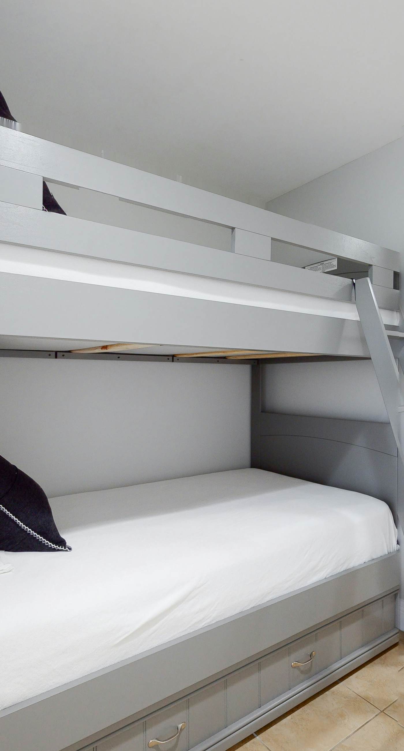 Gulf-front condo with balcony, beach access, hot tub, pool & gym