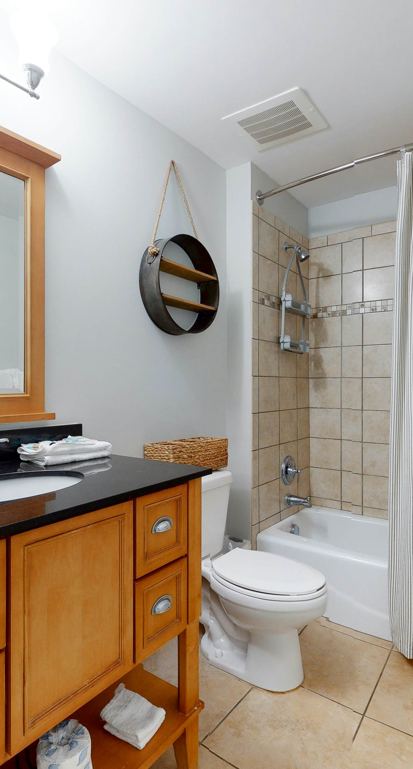 Gulf-front condo with balcony, beach access, hot tub, pool & gym