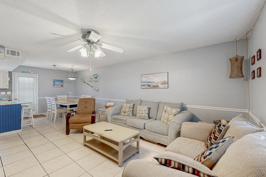 Beachy townhouse with 11 pools, golf, fast WiFi & private WD