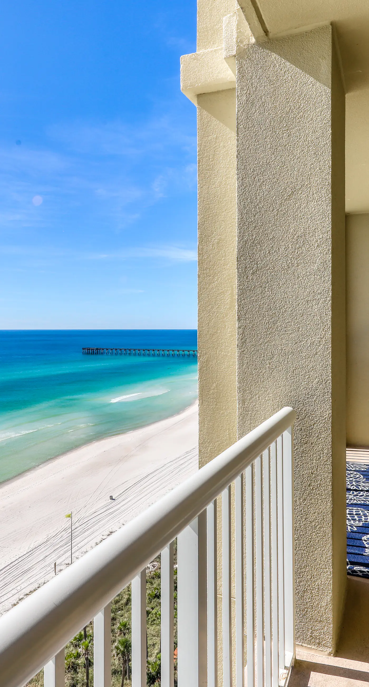 Oceanfront getaway with views, large balcony, W/D, pool & hot tub