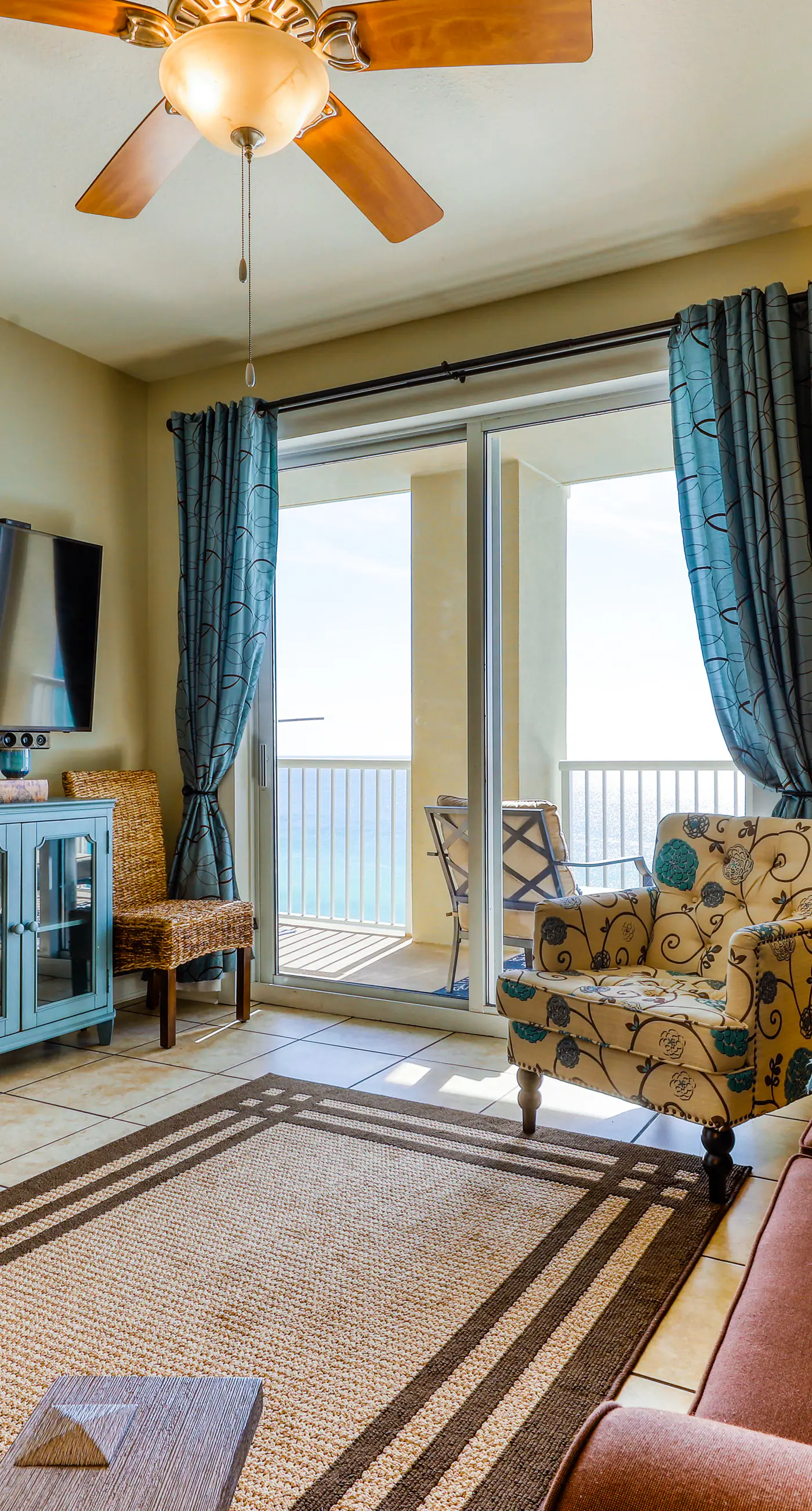 Oceanfront getaway with views, large balcony, W/D, pool & hot tub