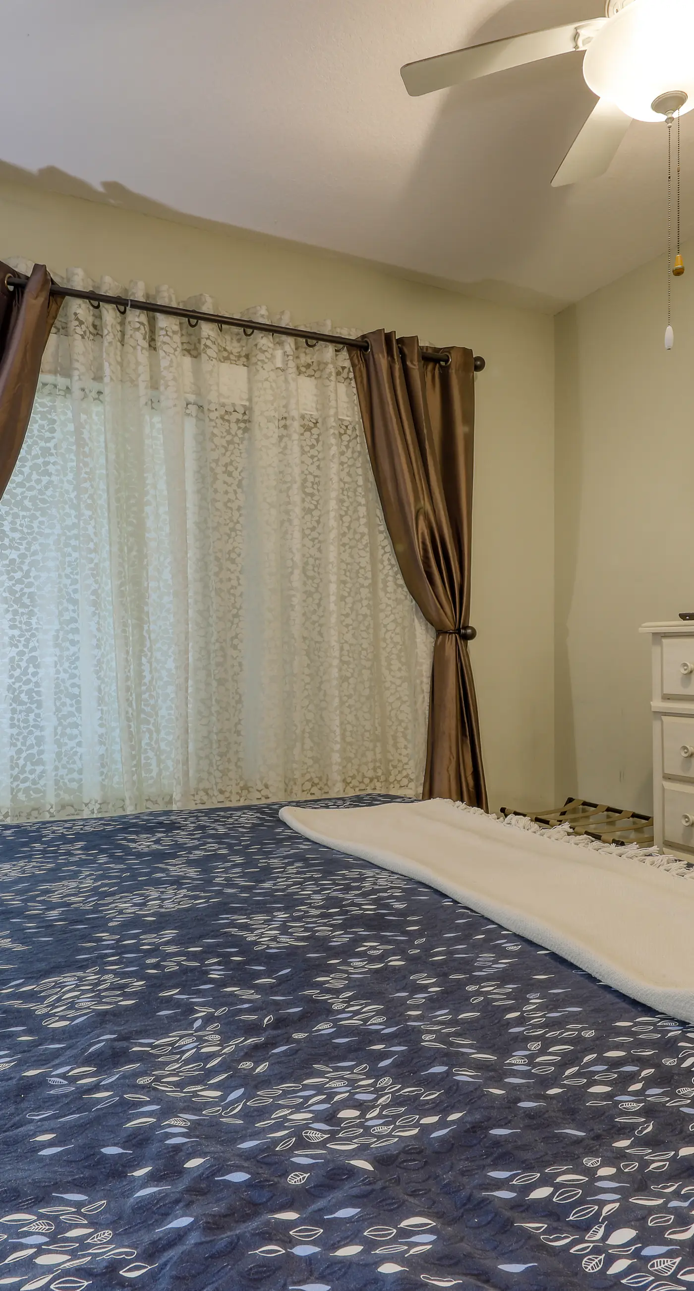 Oceanfront getaway with views, large balcony, W/D, pool & hot tub