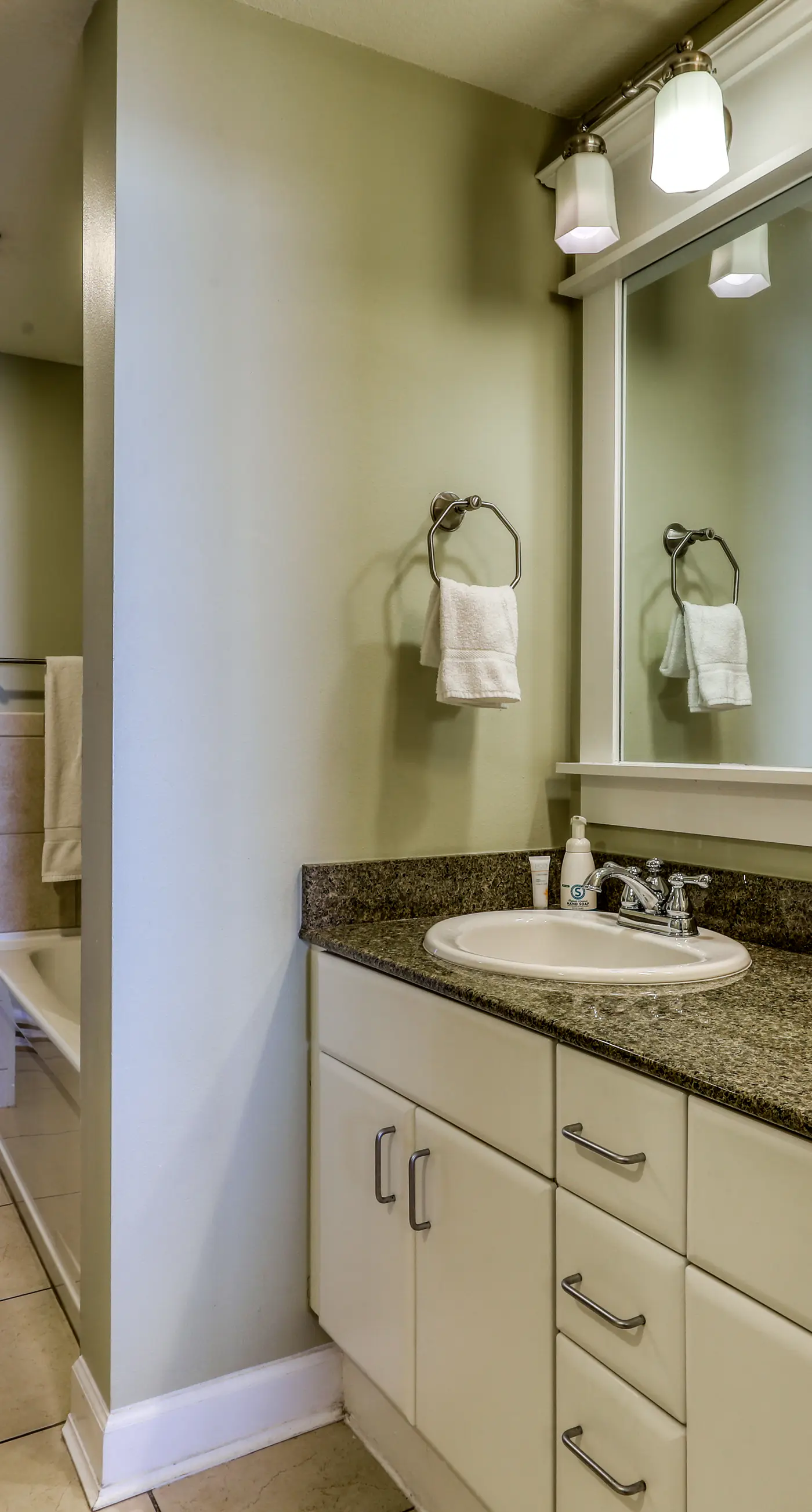 Oceanfront getaway with views, large balcony, W/D, pool & hot tub