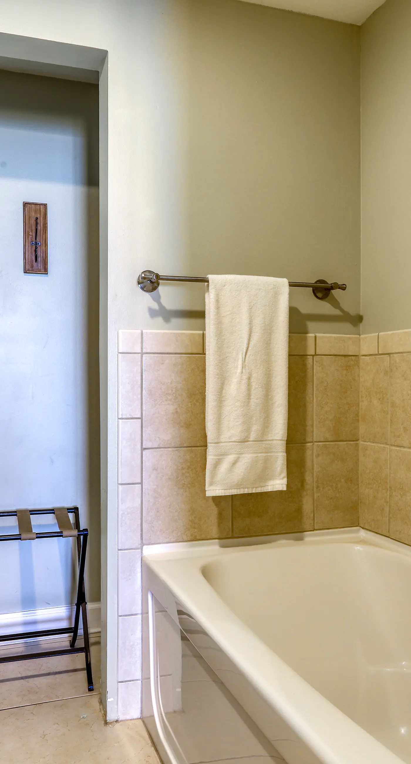 Oceanfront getaway with views, large balcony, W/D, pool & hot tub