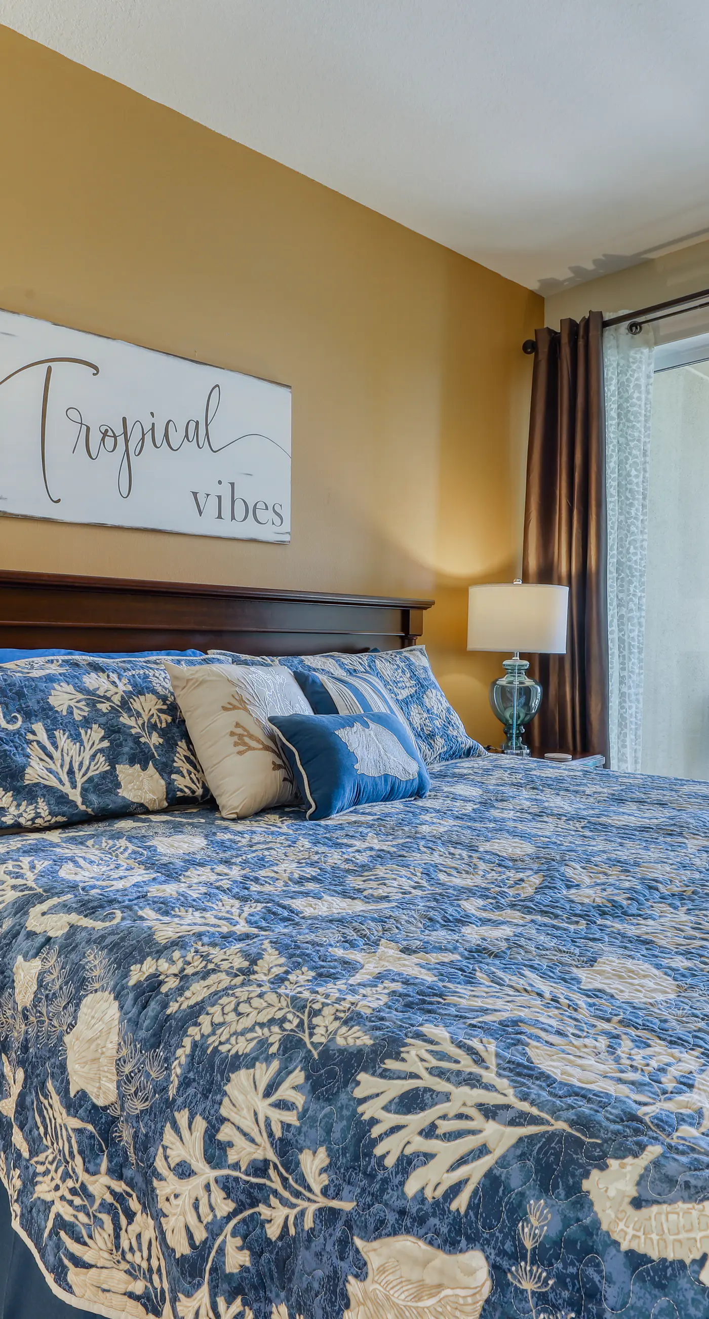 Oceanfront getaway with views, large balcony, W/D, pool & hot tub