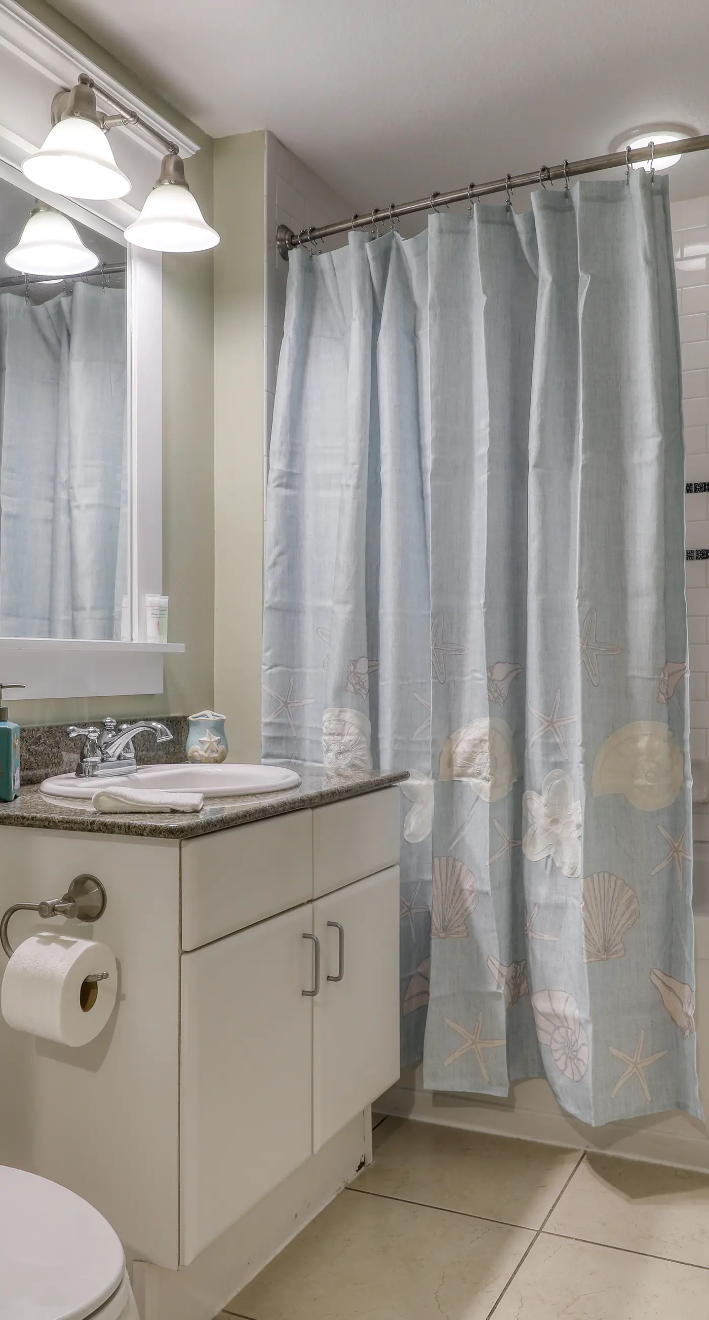 Oceanfront getaway with views, large balcony, W/D, pool & hot tub