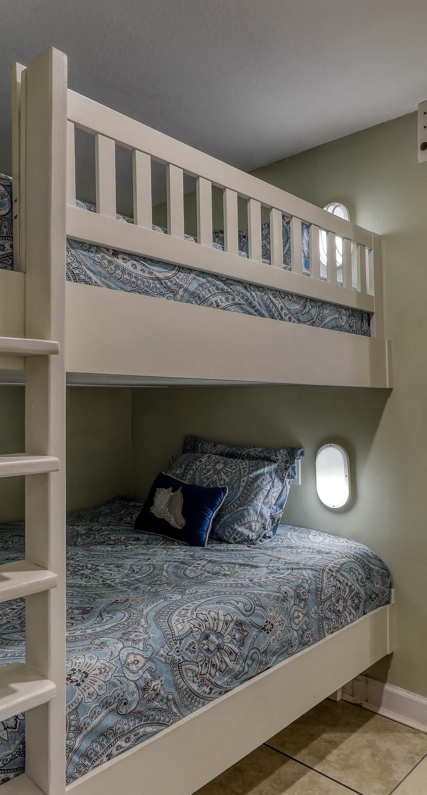 Oceanfront getaway with views, large balcony, W/D, pool & hot tub