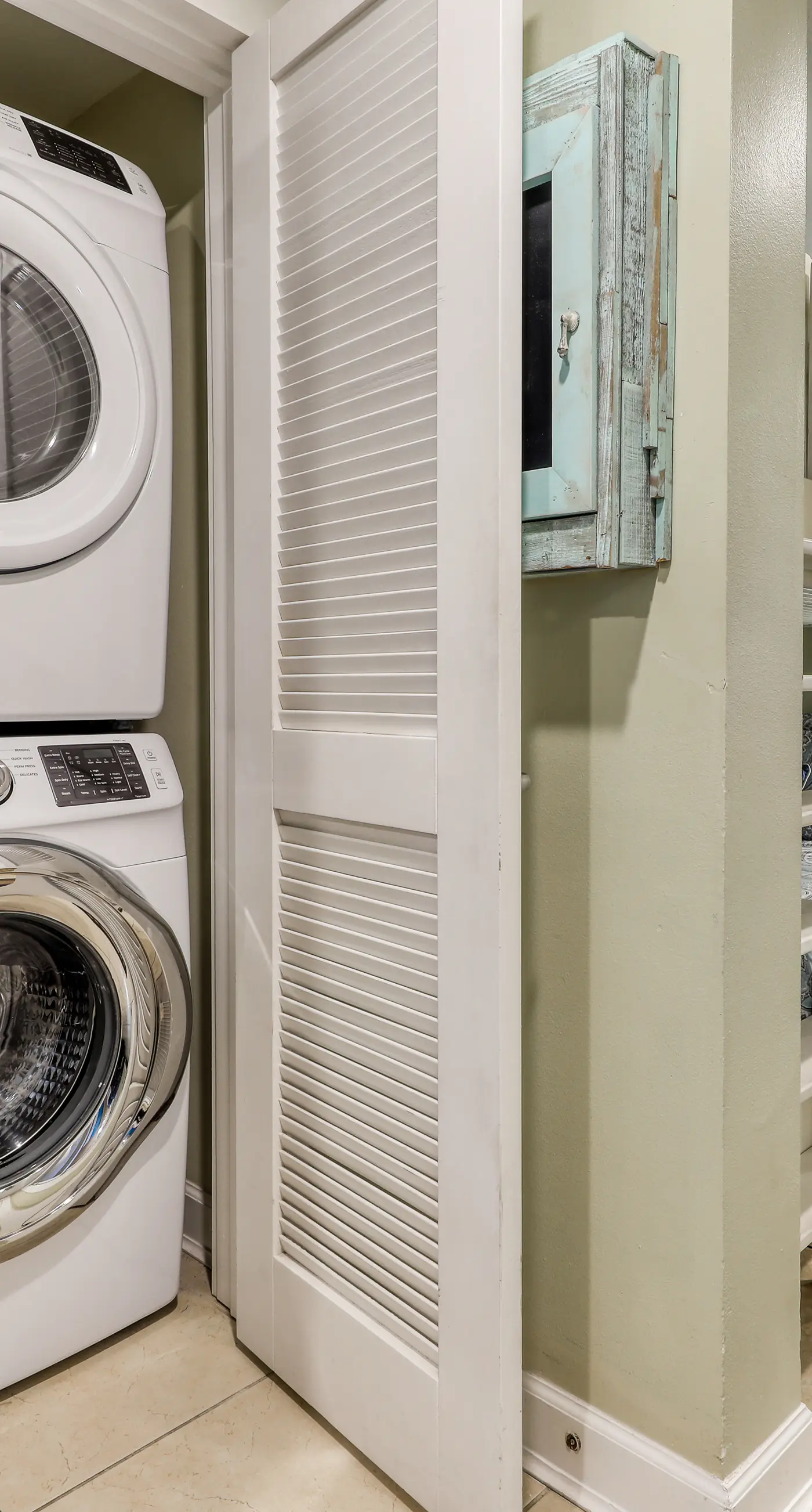 Oceanfront getaway with views, large balcony, W/D, pool & hot tub